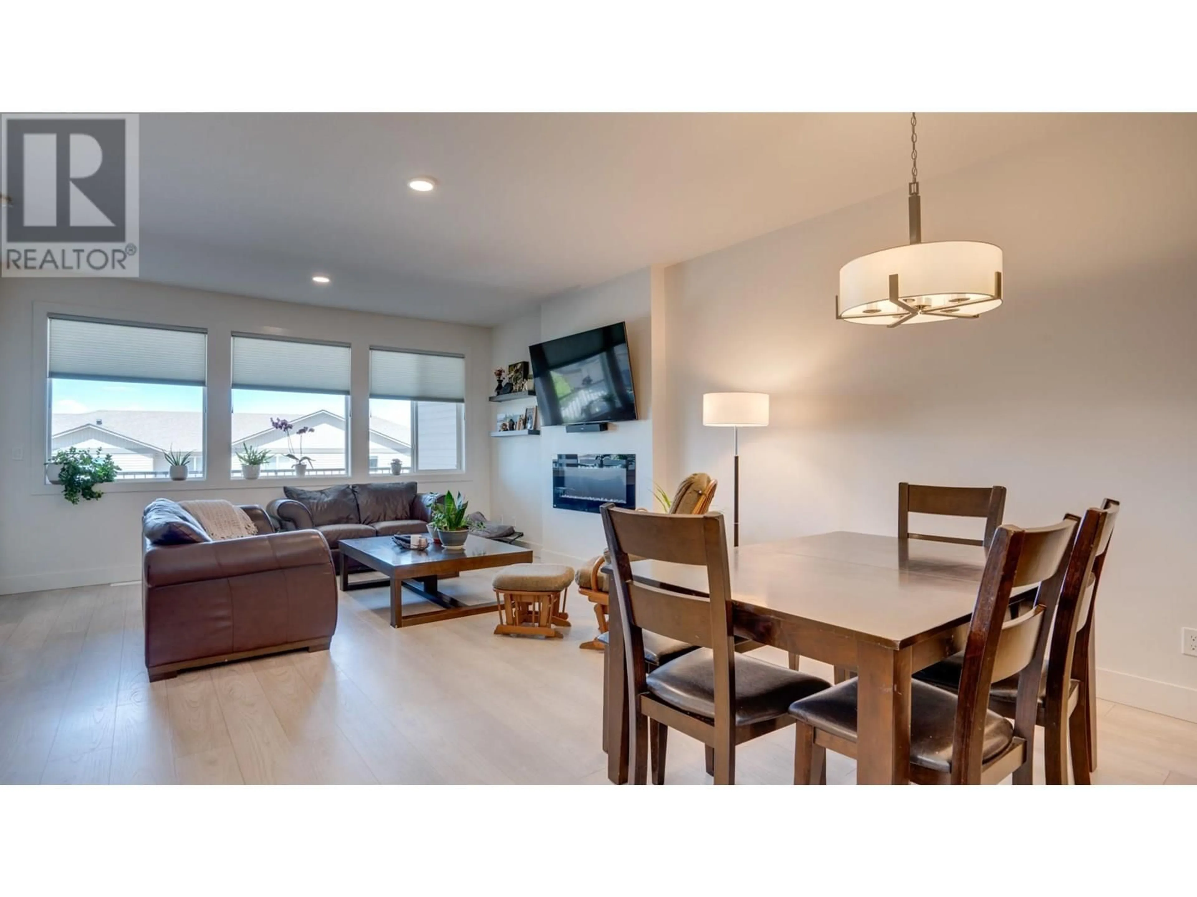 Living room with furniture, wood/laminate floor for 3 - 933 MT ROBSON PLACE, Vernon British Columbia V1B4G4