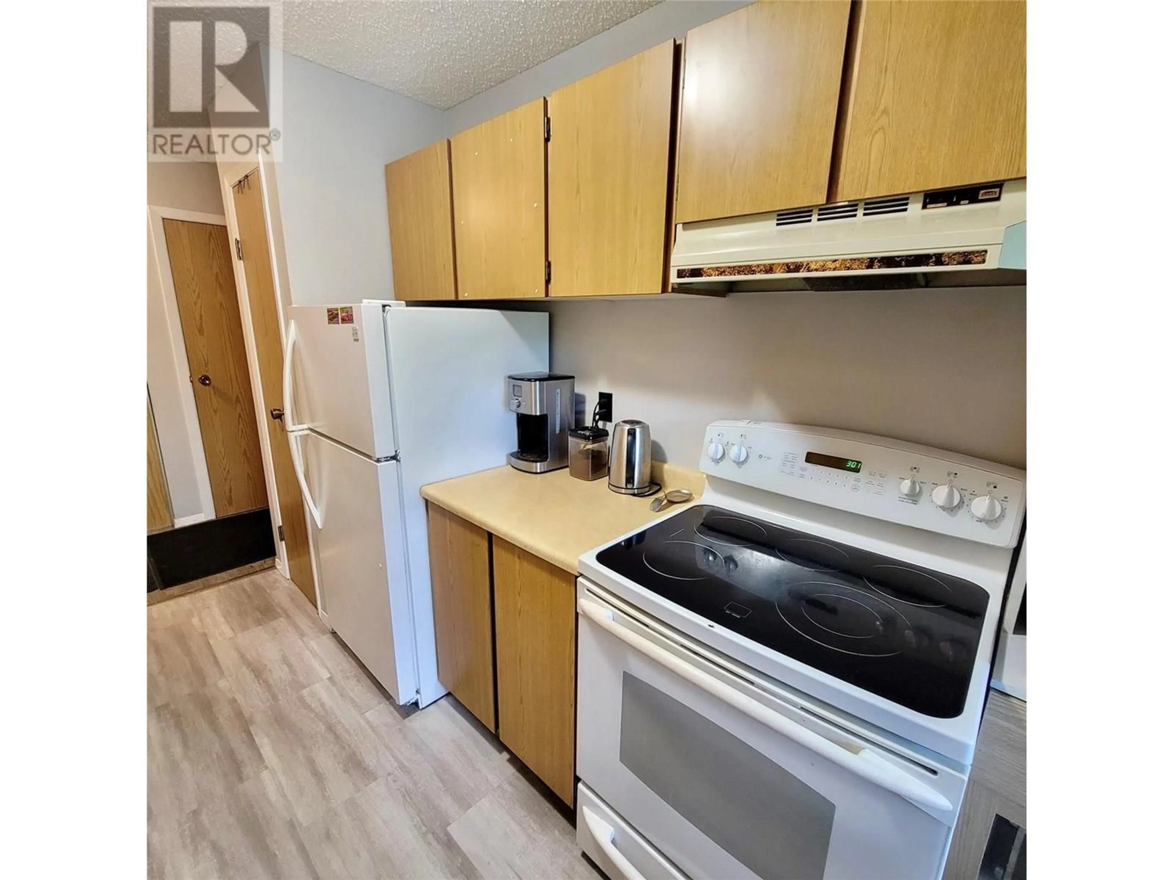 Standard kitchen, wood/laminate floor for 418 - 10 CARIBOO DRIVE, Elkford British Columbia V0B1H0