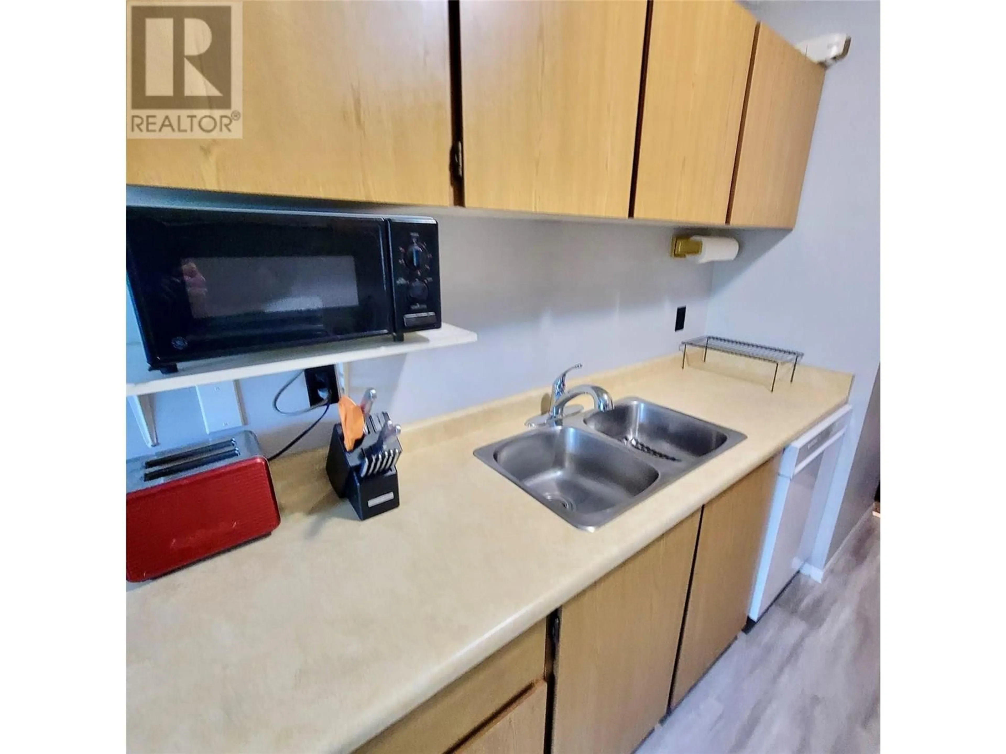 Standard kitchen, wood/laminate floor for 418 - 10 CARIBOO DRIVE, Elkford British Columbia V0B1H0