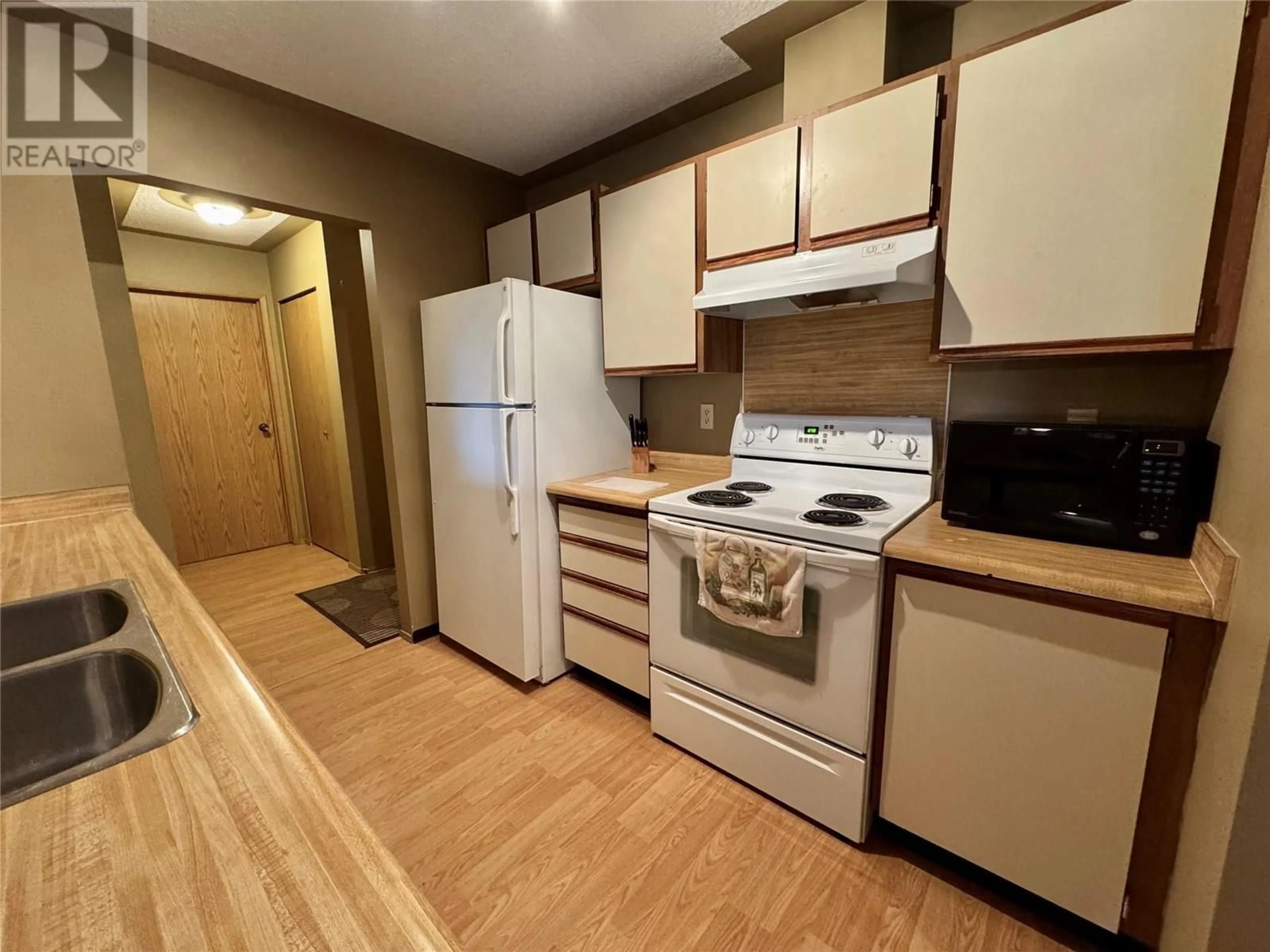 Standard kitchen, unknown for 206 - 108 SPRUCE AVENUE, Tumbler Ridge British Columbia V0C2W0
