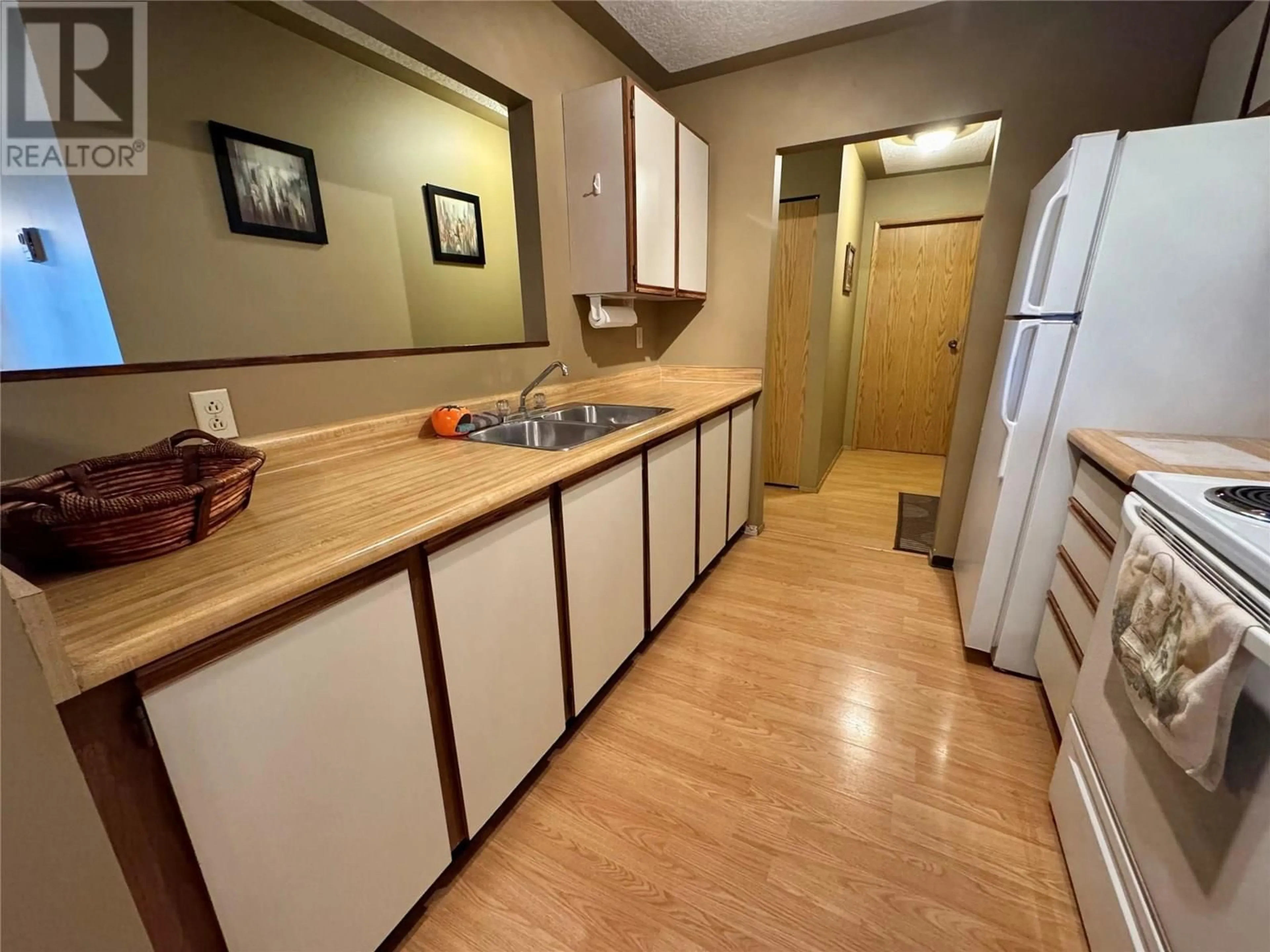 Standard kitchen, unknown for 206 - 108 SPRUCE AVENUE, Tumbler Ridge British Columbia V0C2W0