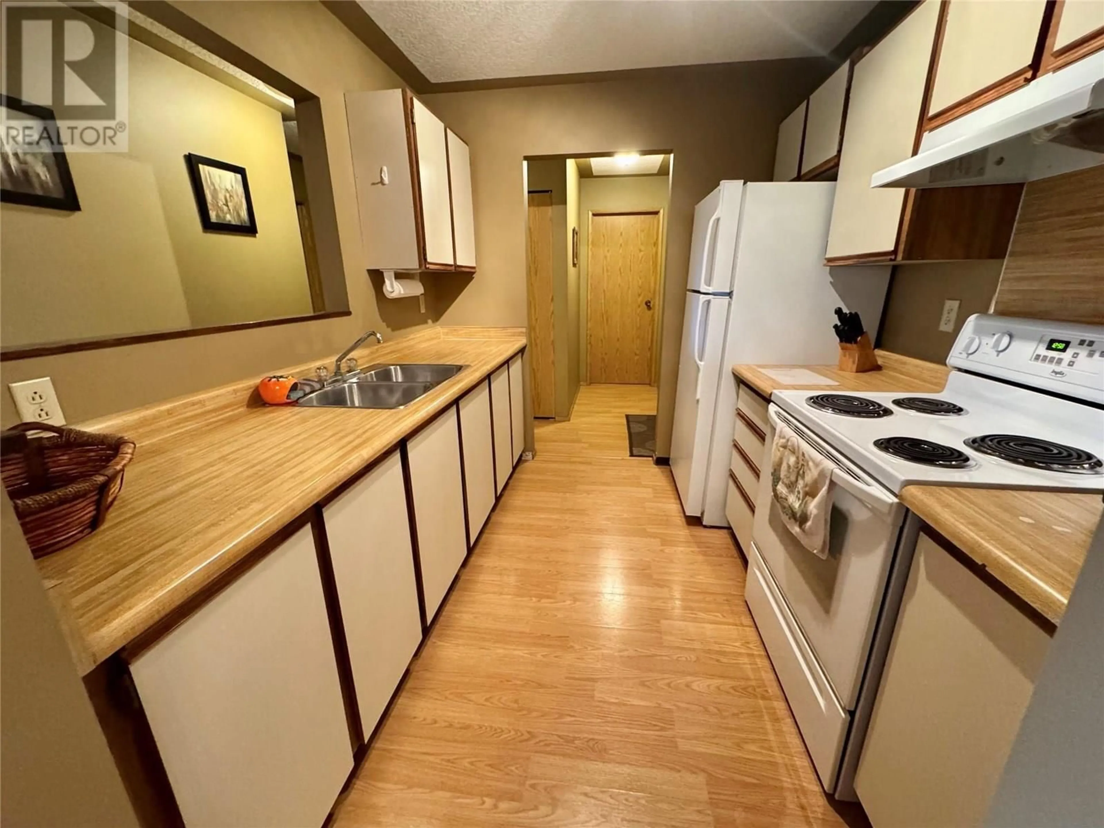 Standard kitchen, unknown for 206 - 108 SPRUCE AVENUE, Tumbler Ridge British Columbia V0C2W0
