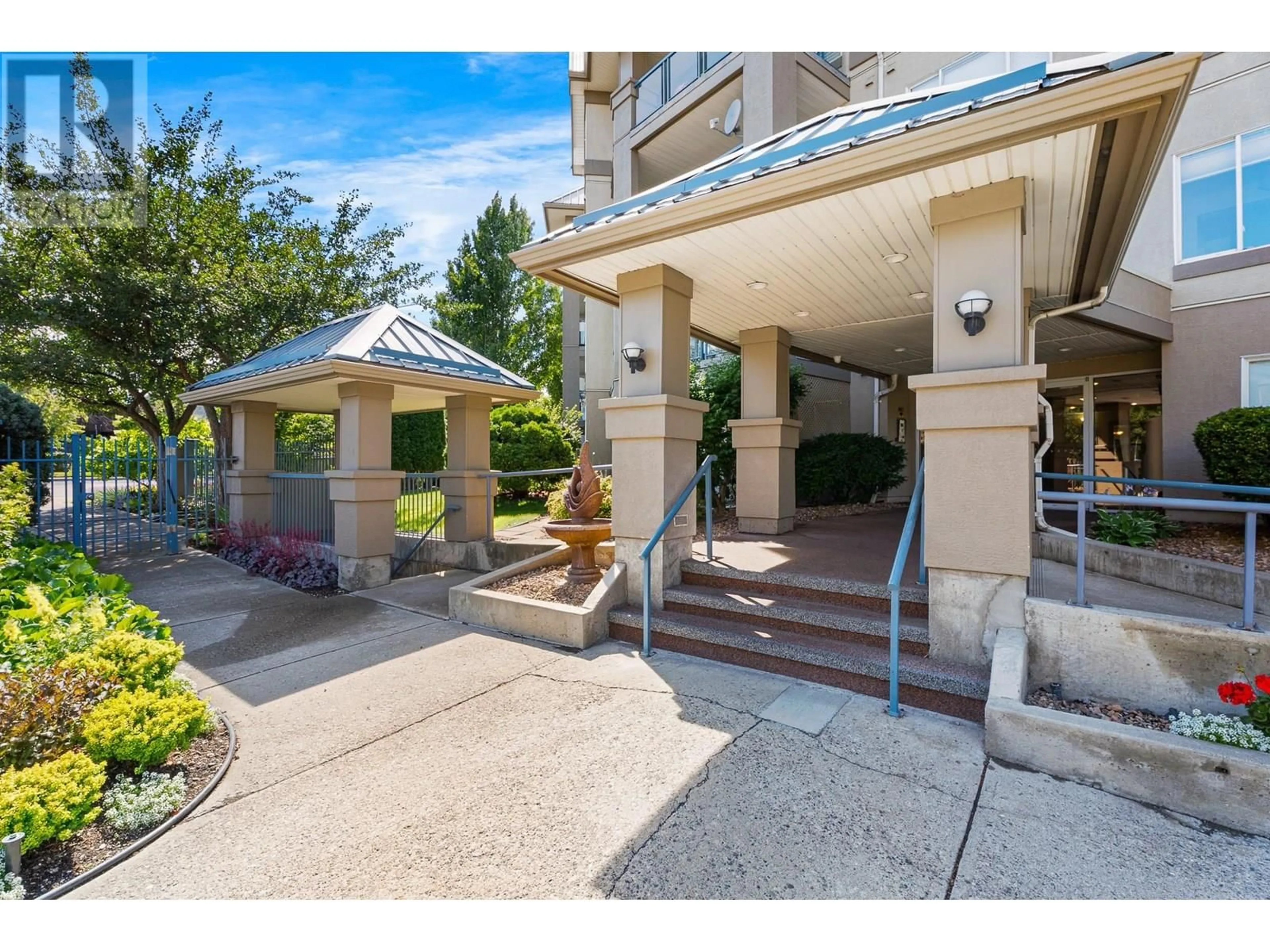 Indoor foyer for 106 - 950 LORNE STREET, Kamloops British Columbia V2C1W9
