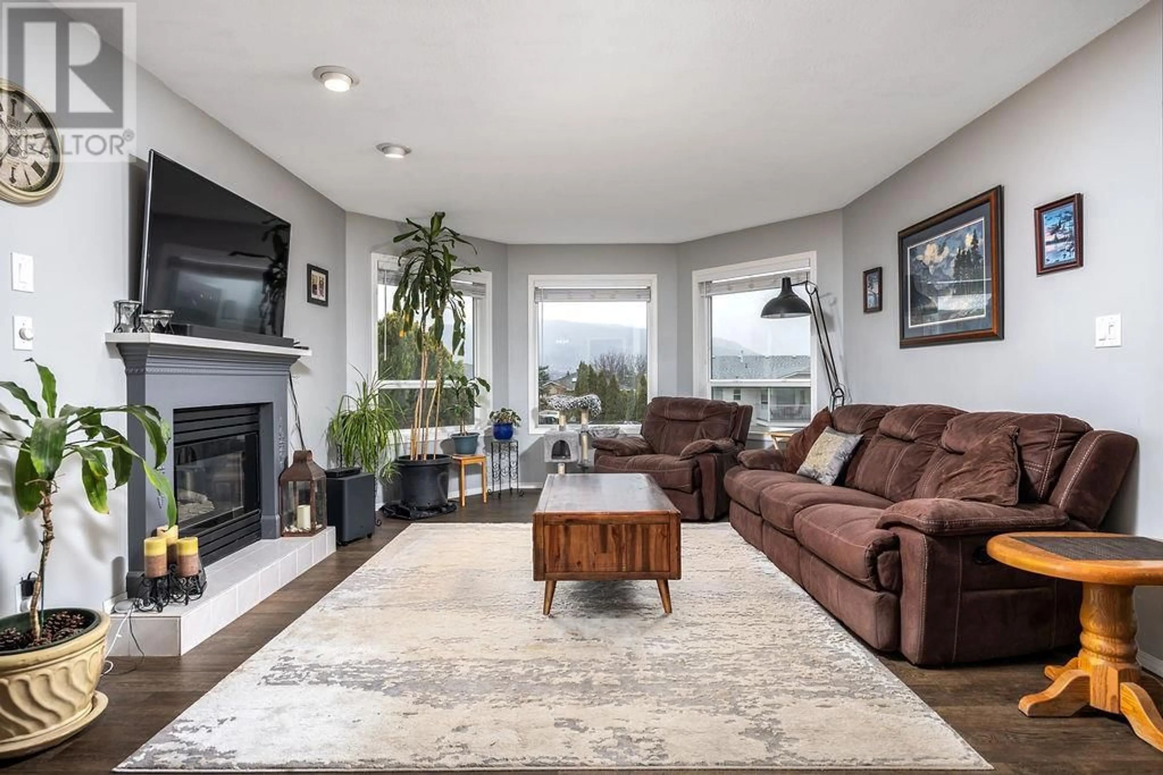 Living room with furniture, unknown for 5204 SANDON PLACE, Vernon British Columbia V1H1A3
