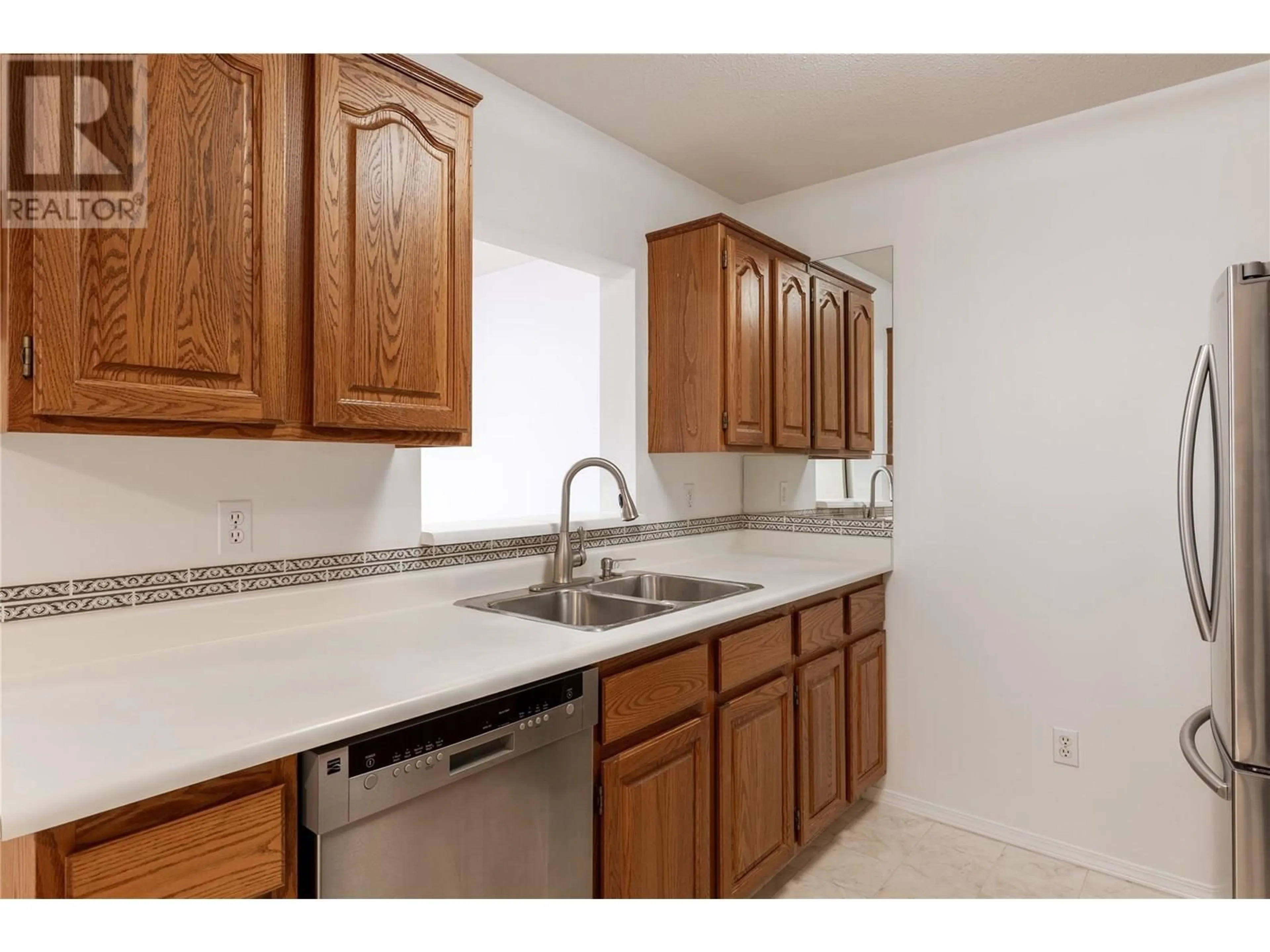 Standard kitchen, unknown for 307 - 1329 KLO ROAD, Kelowna British Columbia V1W3N9
