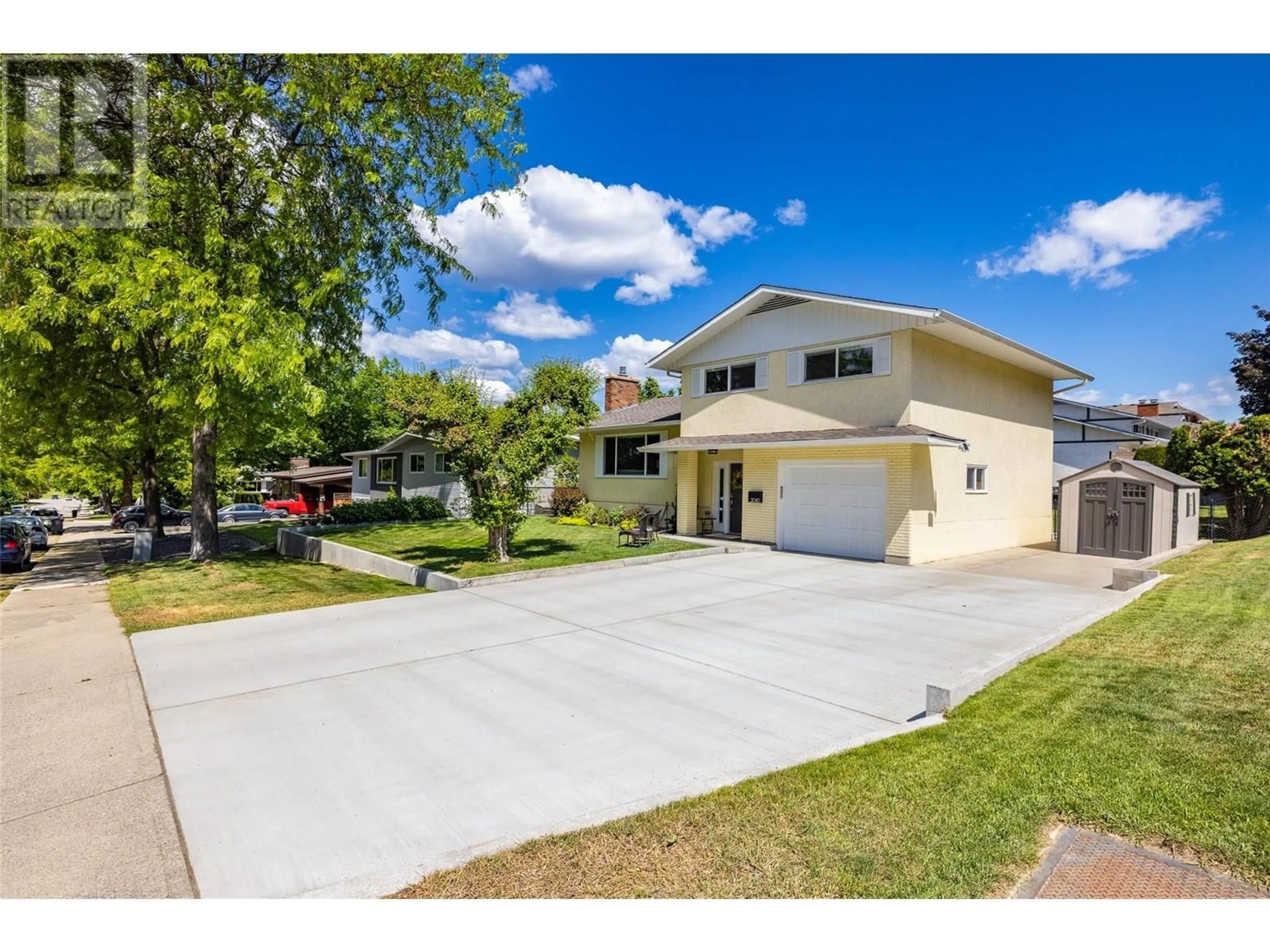 A pic from outside/outdoor area/front of a property/back of a property/a pic from drone, street for 2040 ST. ANDREWS DRIVE, Kelowna British Columbia V1Y4T8