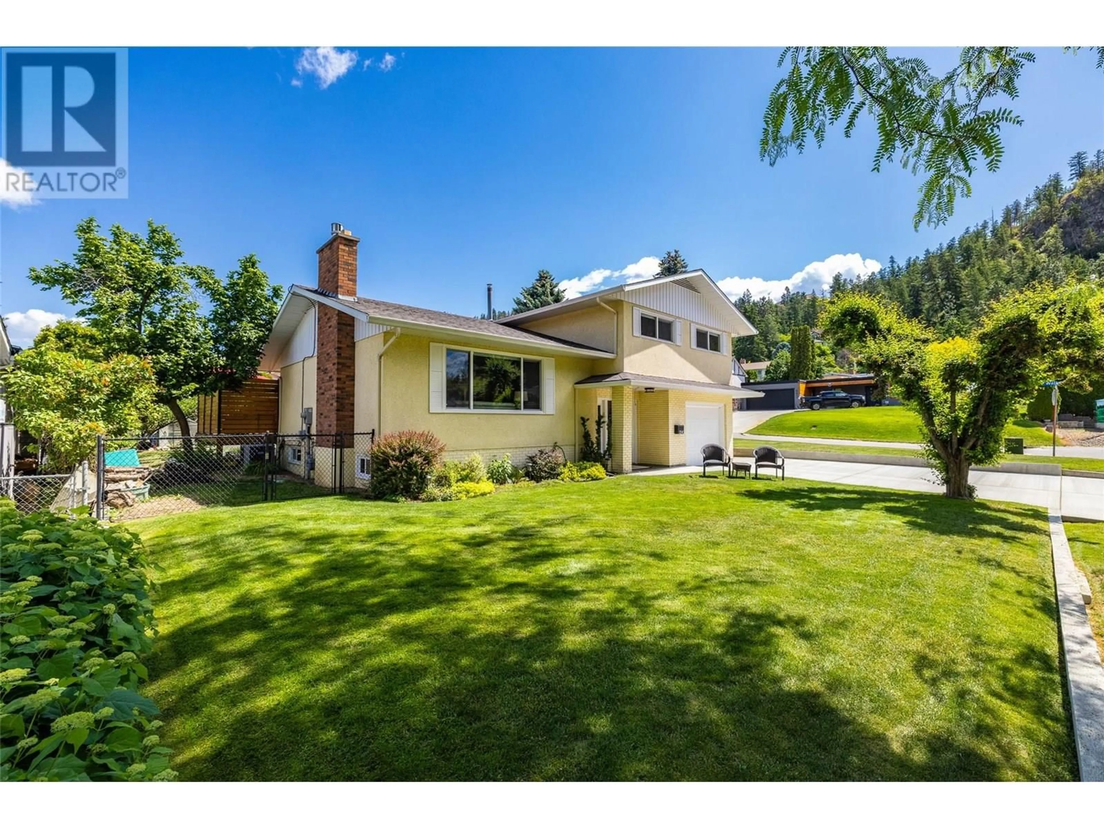A pic from outside/outdoor area/front of a property/back of a property/a pic from drone, street for 2040 ST. ANDREWS DRIVE, Kelowna British Columbia V1Y4T8