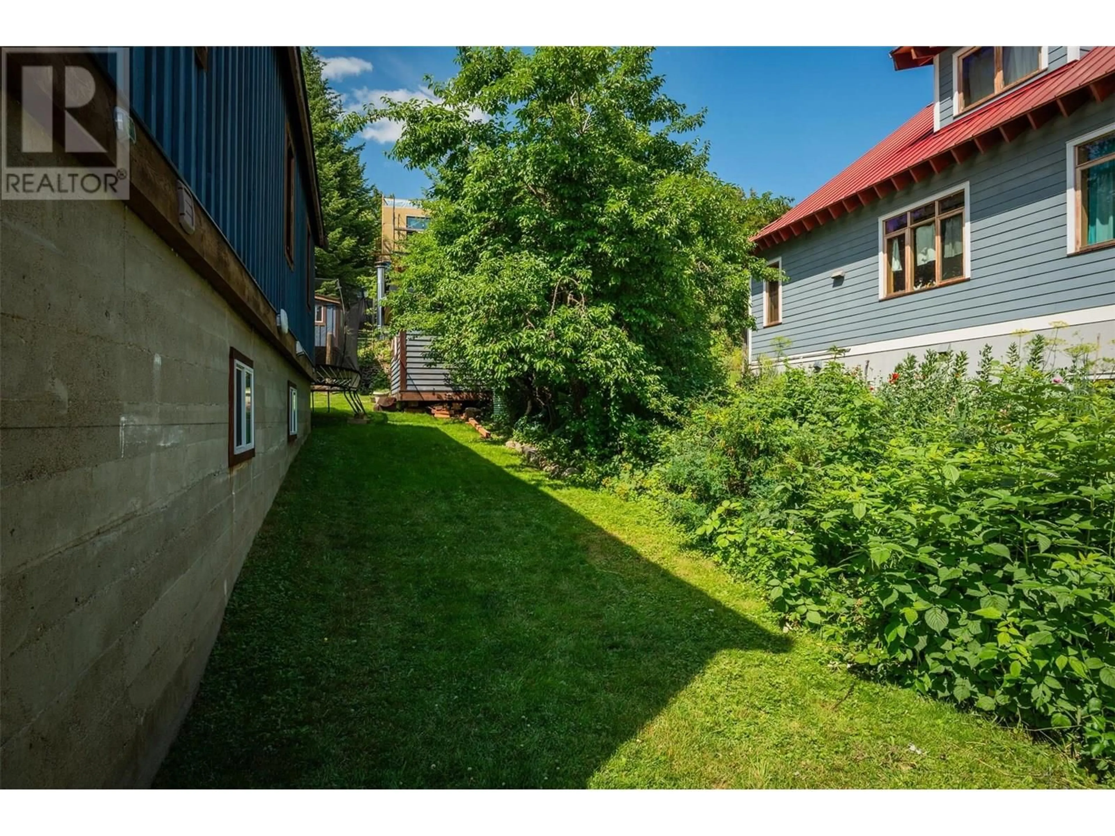 Patio, street for 1954 THOMPSON AVENUE, Rossland British Columbia V0G1Y0