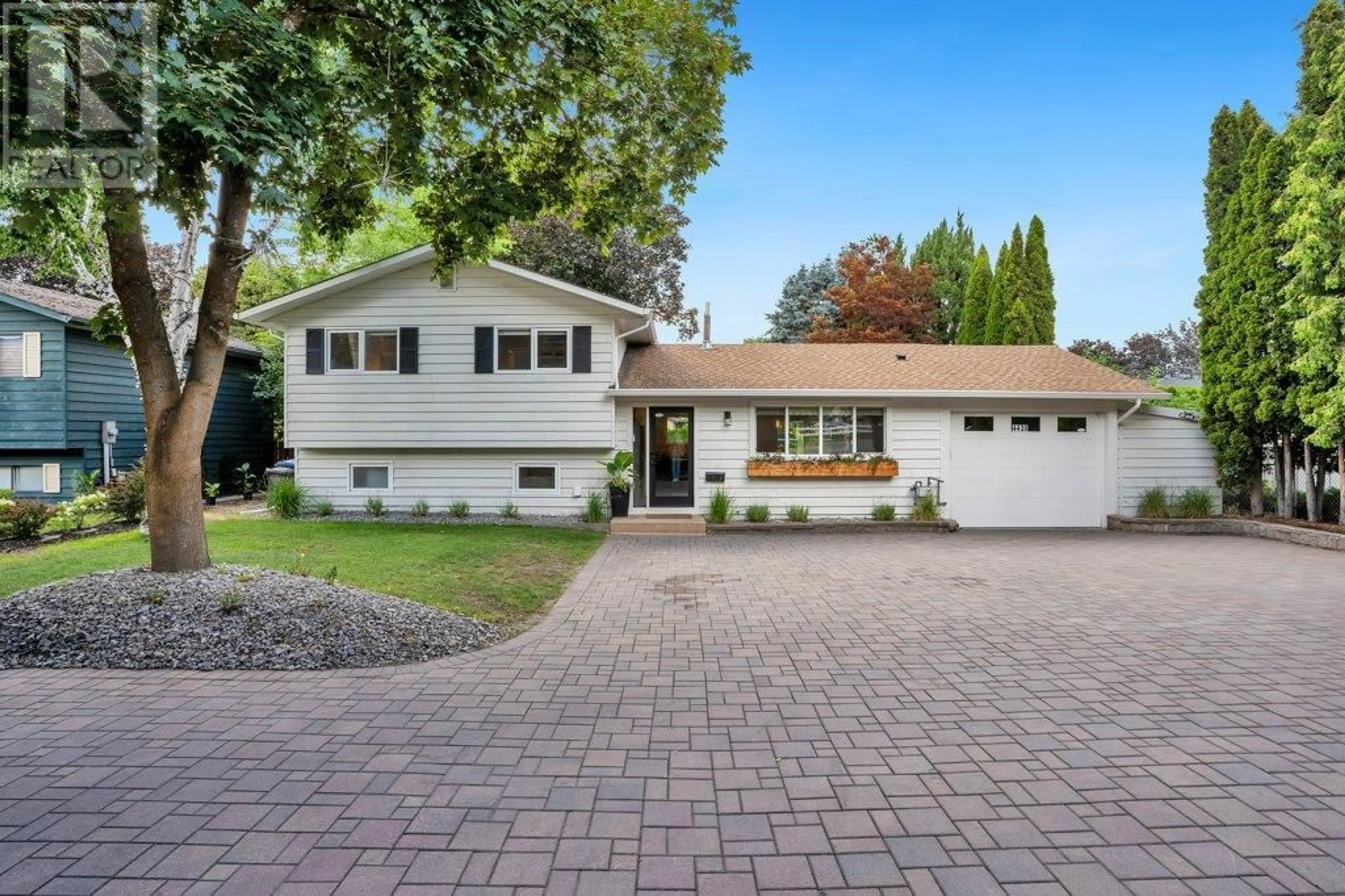 Home with vinyl exterior material, street for 4430 LAKESHORE ROAD, Kelowna British Columbia V1W1W8
