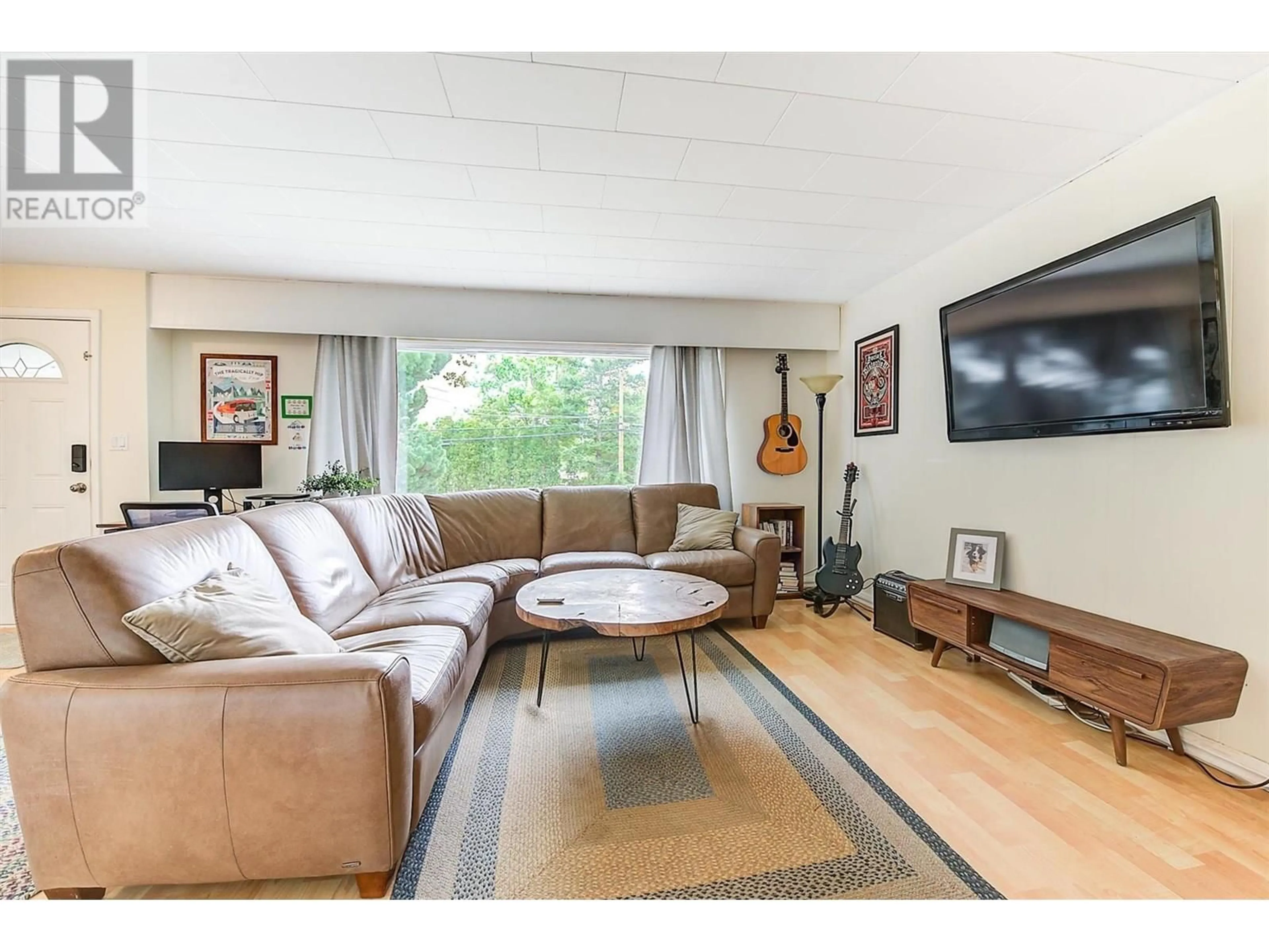 Living room with furniture, wood/laminate floor for 184 SNOWSELL STREET NORTH, Kelowna British Columbia V1V2E2