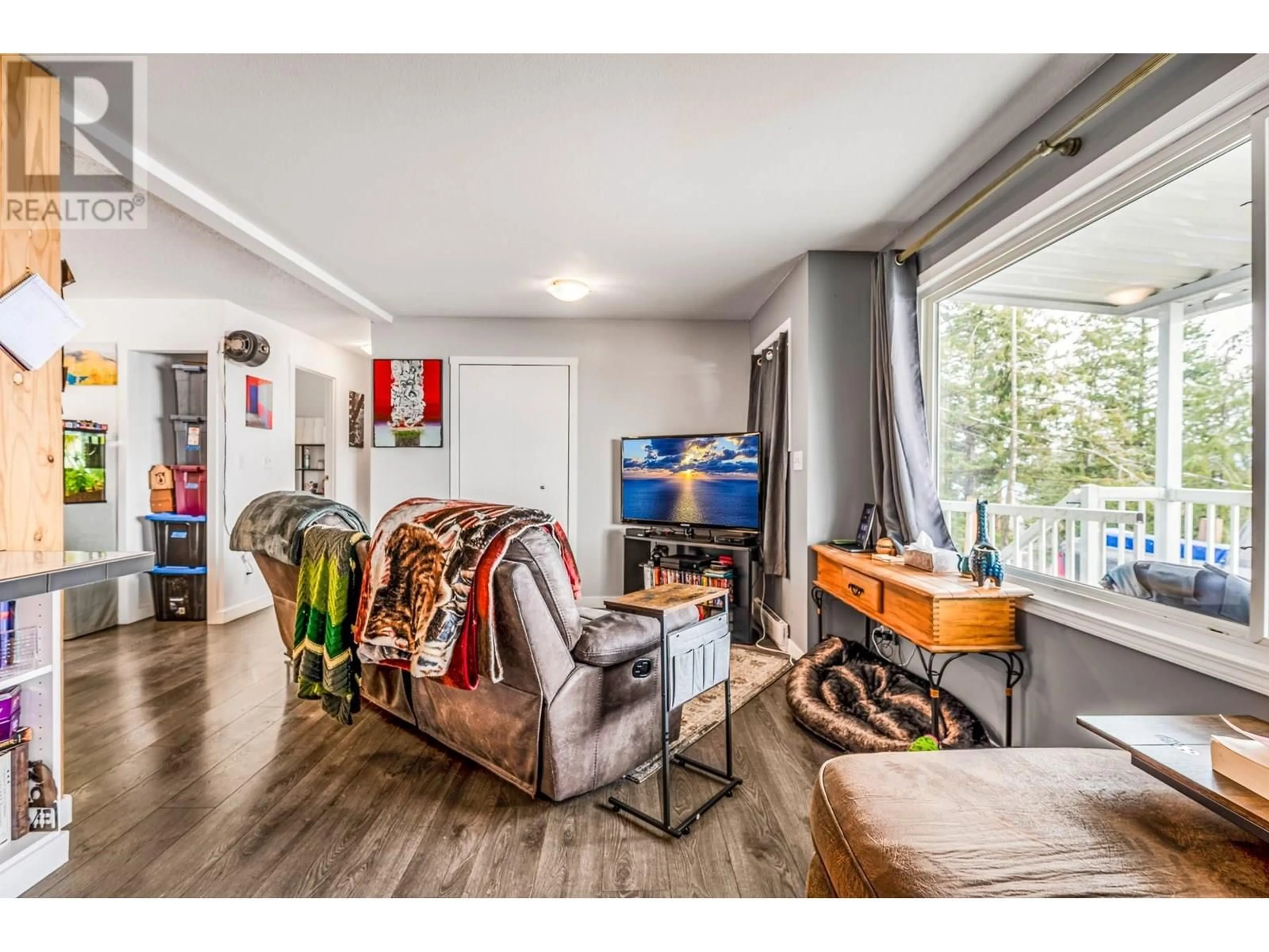 Living room with furniture, wood/laminate floor for 494 KILLARNEY WAY, Vernon British Columbia V1H2C6