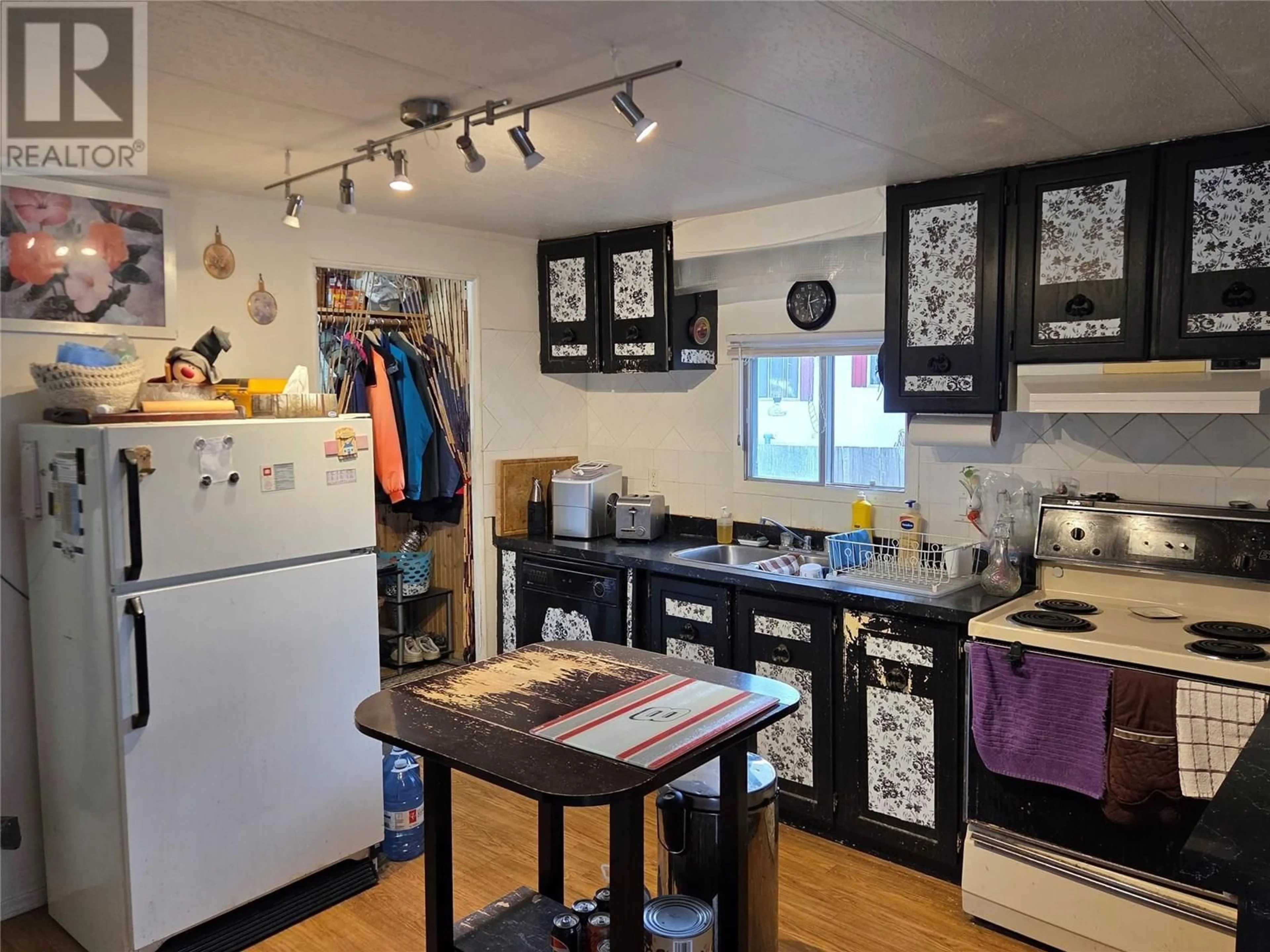 Standard kitchen, unknown for 1529 MAIN STREET OTHER, Keremeos British Columbia V0X1N6