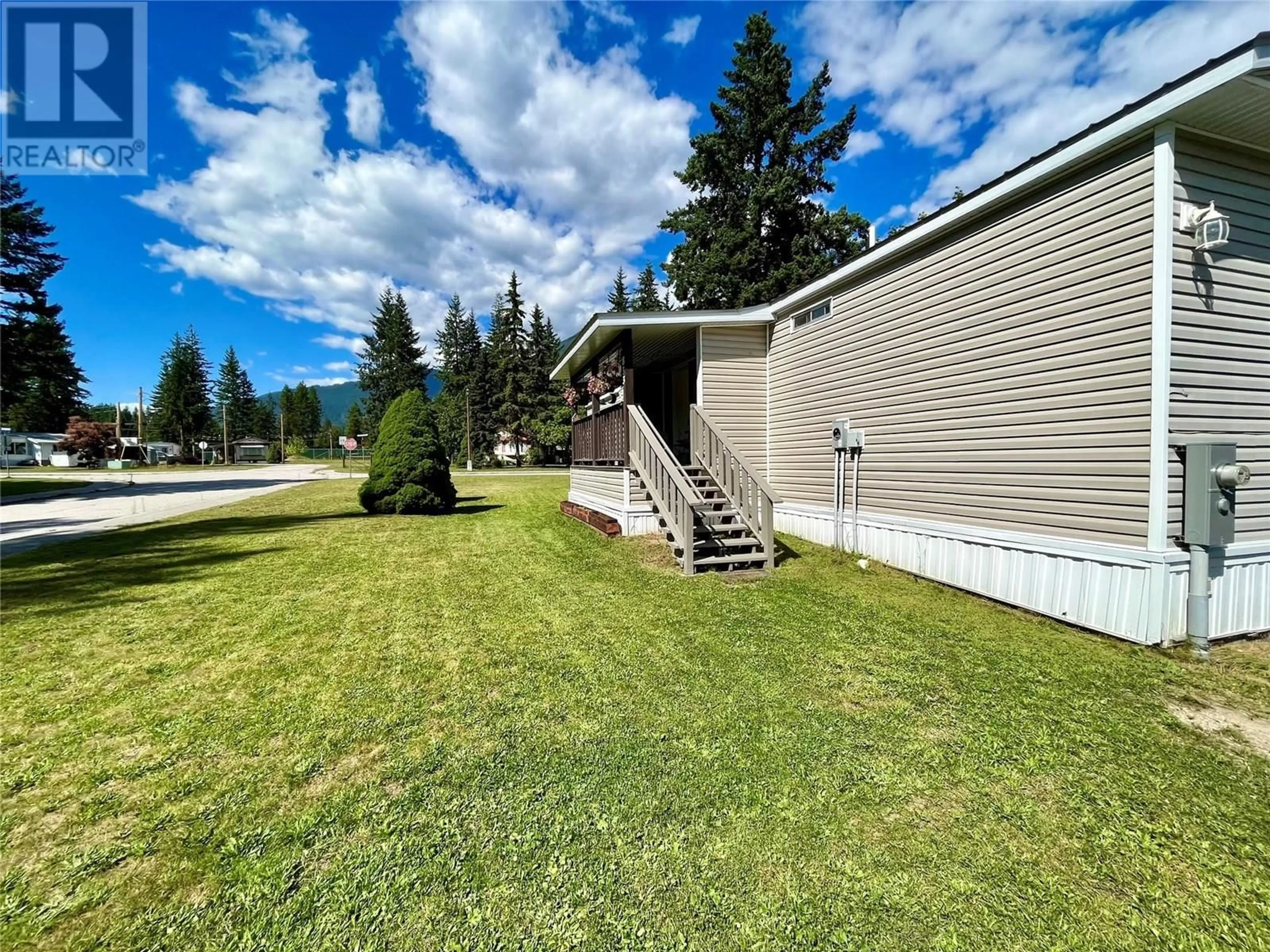 A pic from outside/outdoor area/front of a property/back of a property/a pic from drone, unknown for 833 COLUMBIA CRESCENT, Nakusp British Columbia V0G1R0