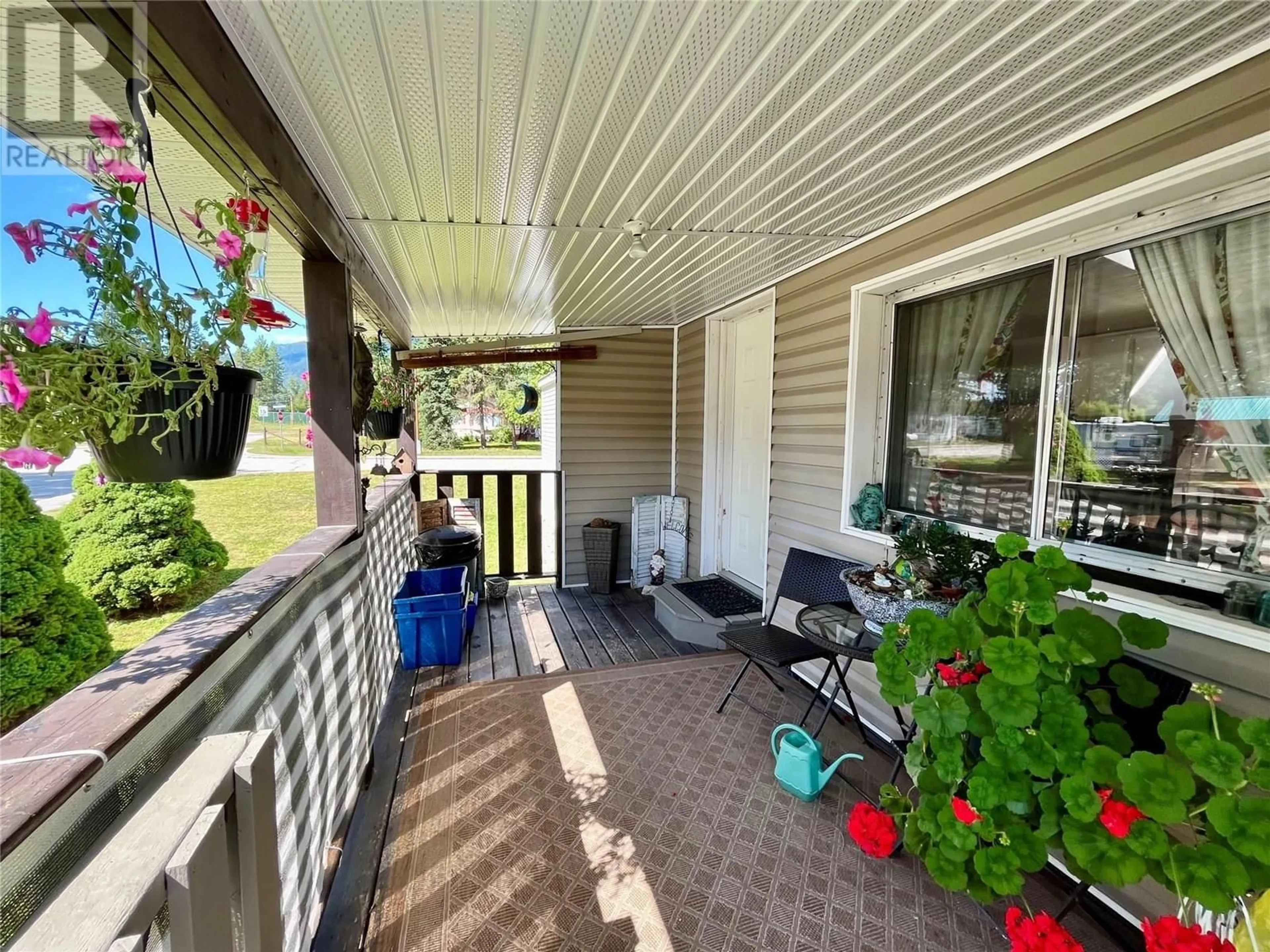 Patio, street for 833 COLUMBIA CRESCENT, Nakusp British Columbia V0G1R0