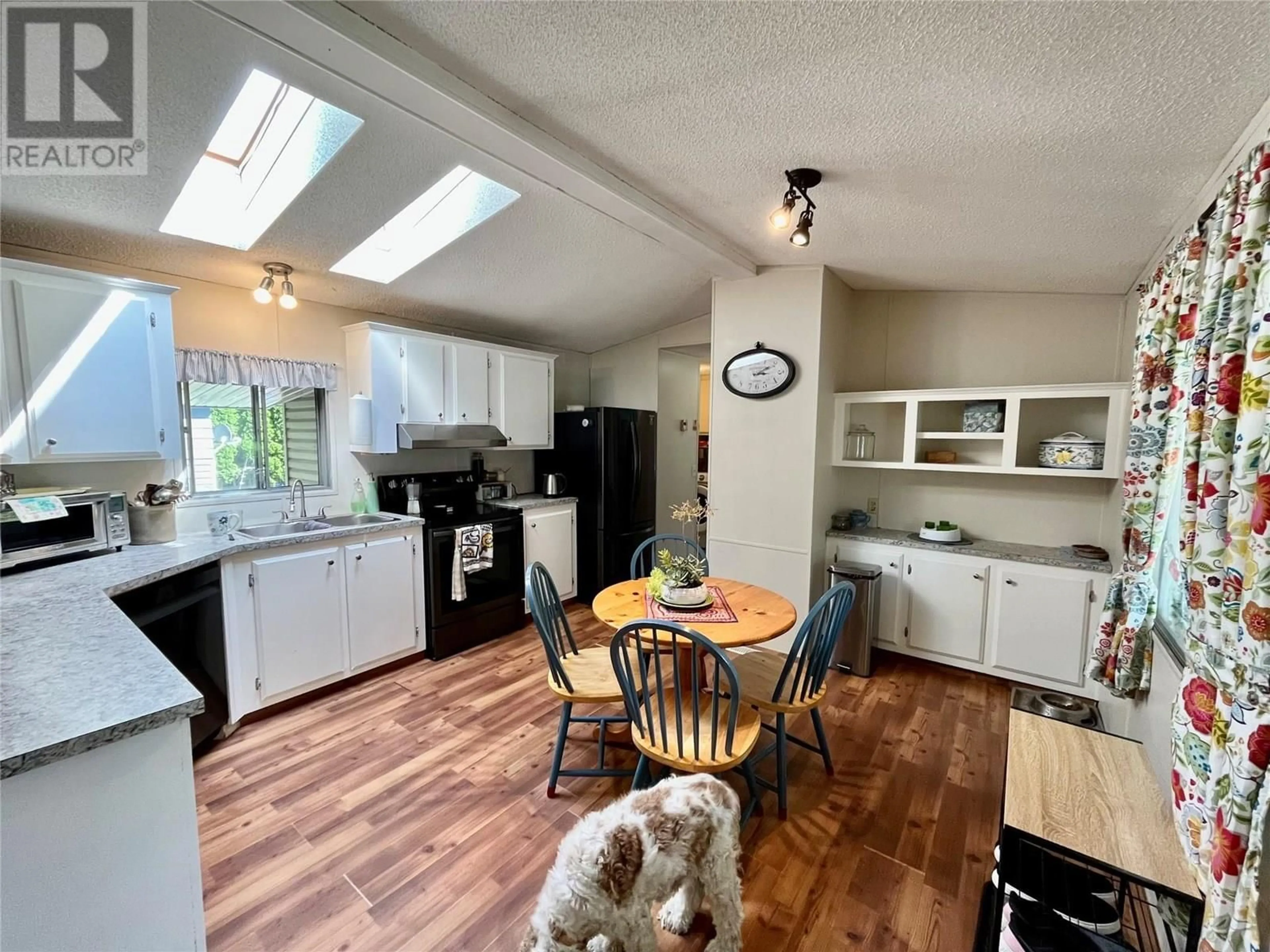Open concept kitchen, unknown for 833 COLUMBIA CRESCENT, Nakusp British Columbia V0G1R0