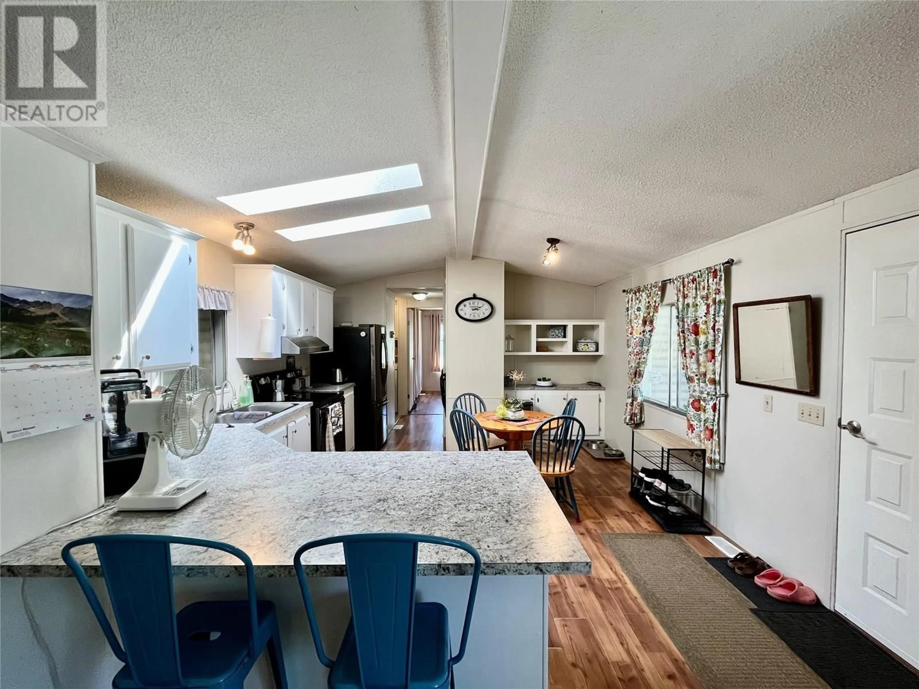 Open concept kitchen, unknown for 833 COLUMBIA CRESCENT, Nakusp British Columbia V0G1R0