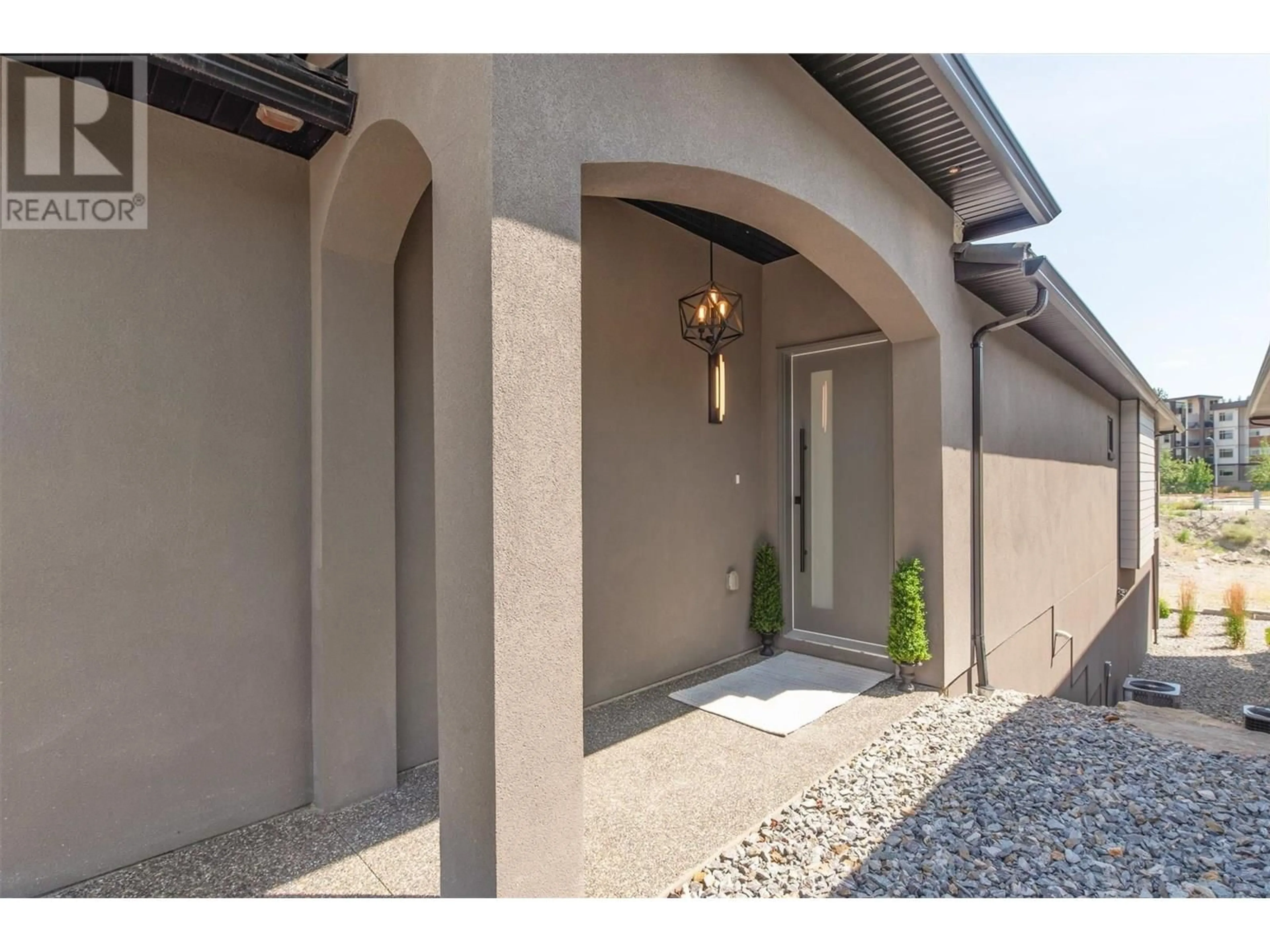 Indoor entryway for 1795 VIEWPOINT DRIVE, Kelowna British Columbia V1Z4E1