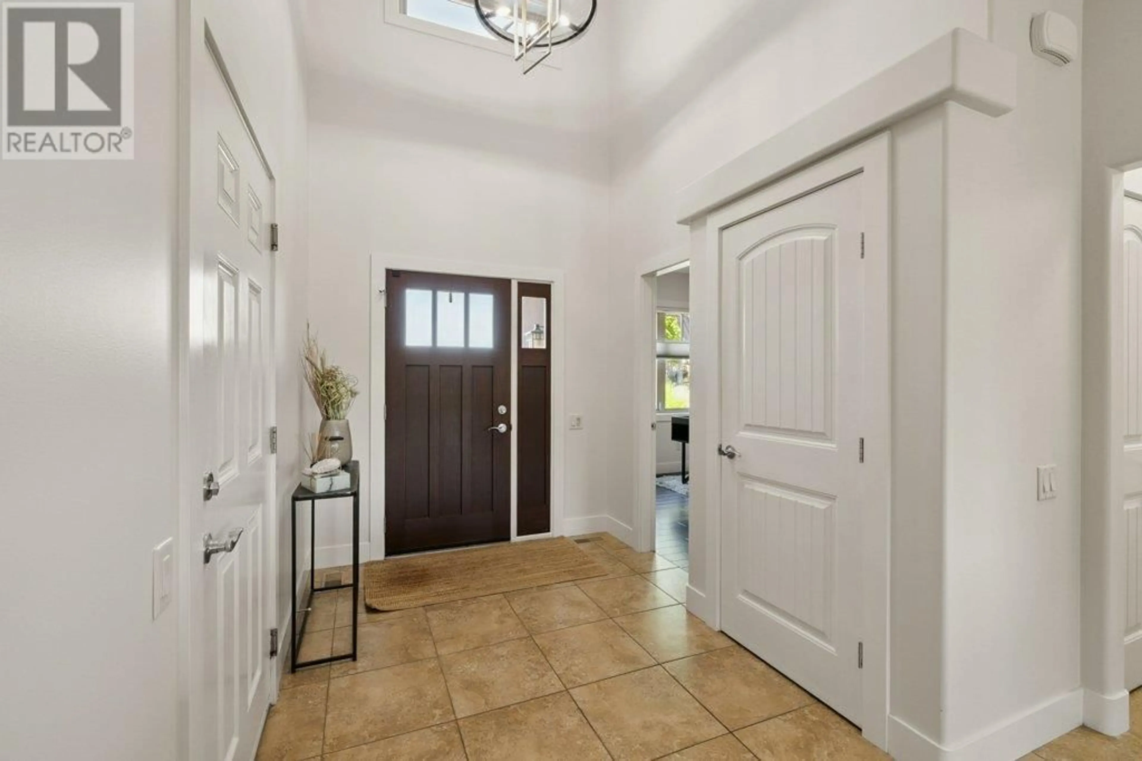 Indoor entryway for 23 - 2450 SELKIRK DRIVE, Kelowna British Columbia V1V2Z5