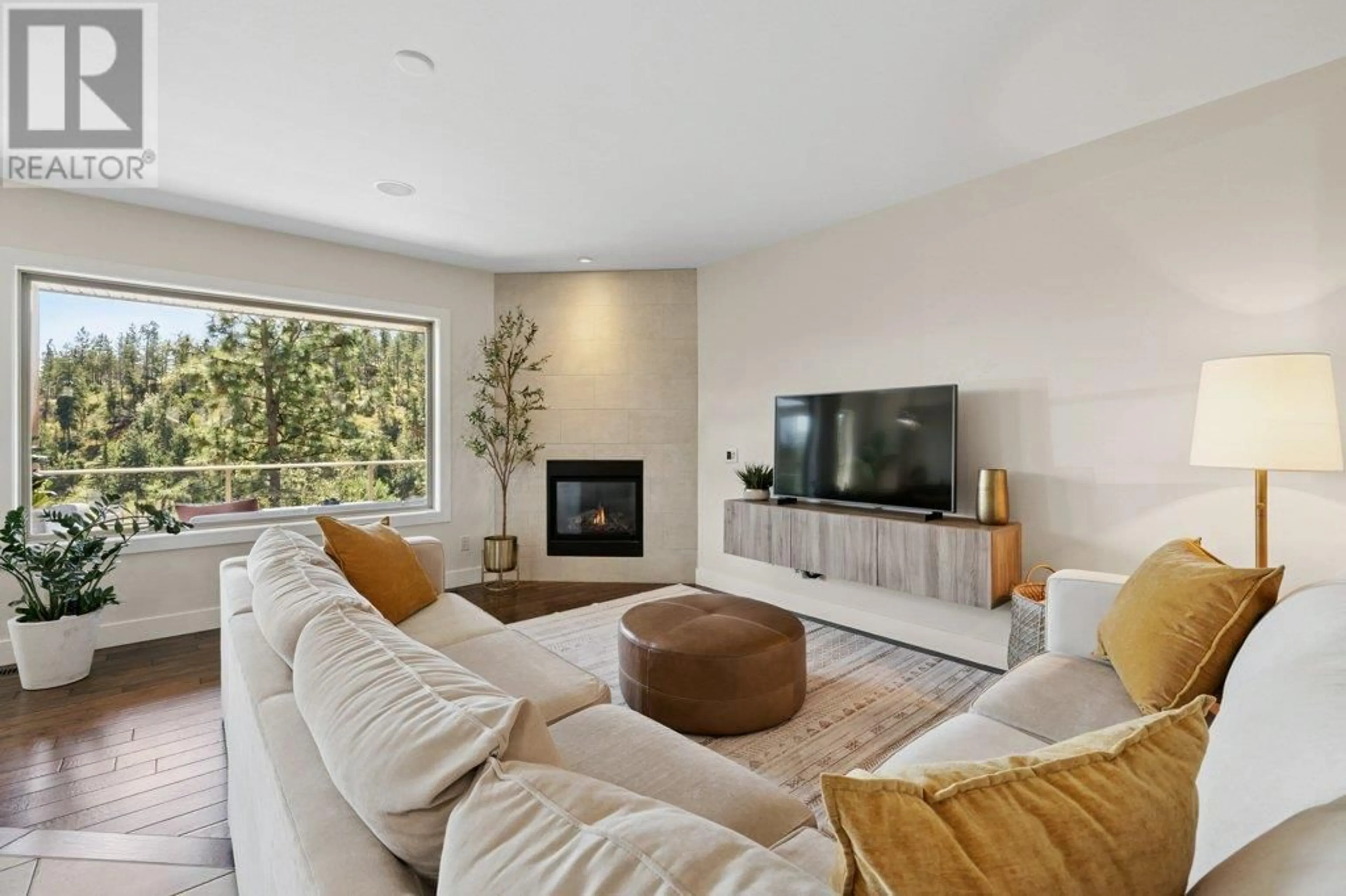 Living room with furniture, unknown for 23 - 2450 SELKIRK DRIVE, Kelowna British Columbia V1V2Z5
