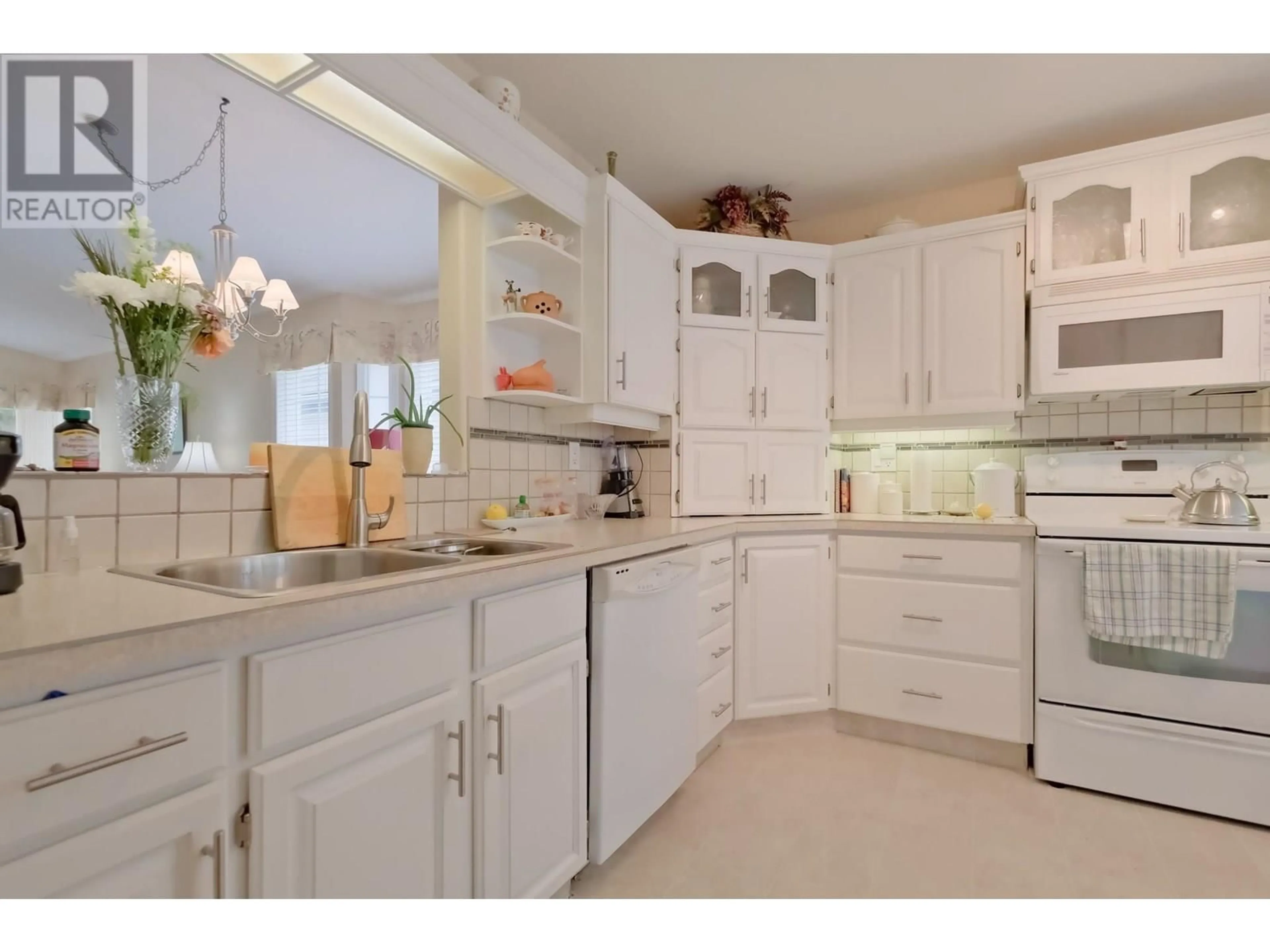Open concept kitchen, ceramic/tile floor for 126 - 801 COMOX STREET, Penticton British Columbia V2A8G5