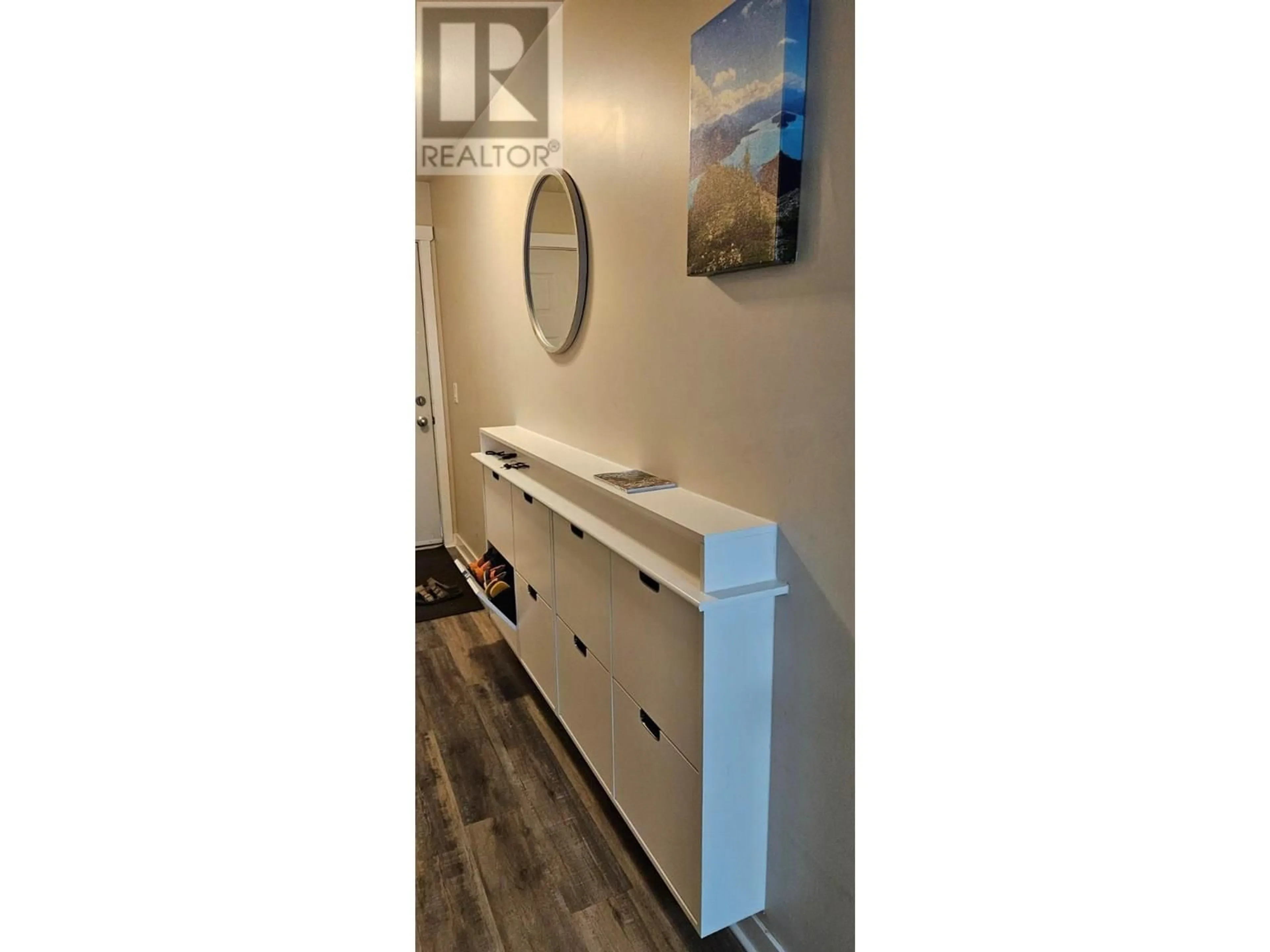 Indoor entryway for 105A - 1475 GLENMORE ROAD NORTH, Kelowna British Columbia V1V2C5