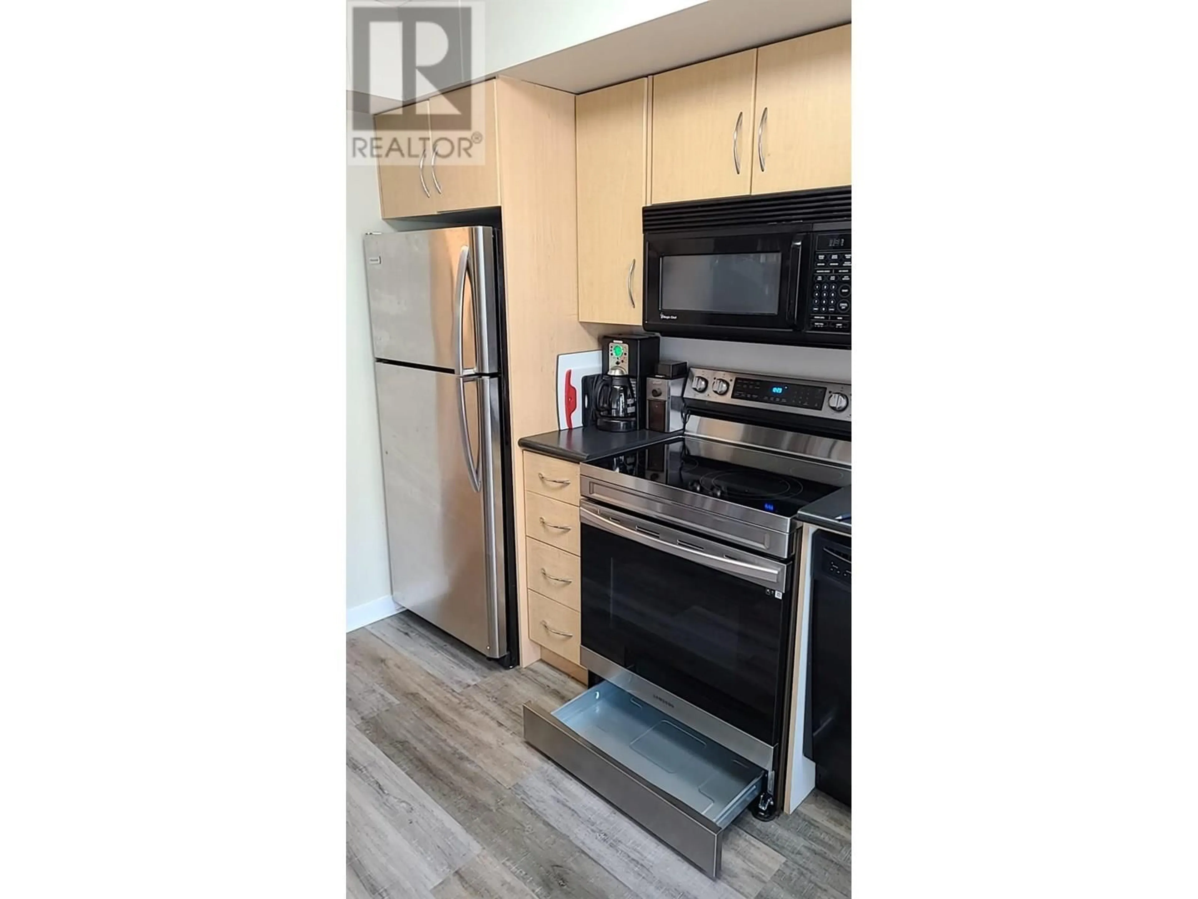 Standard kitchen, wood/laminate floor for 105A - 1475 GLENMORE ROAD NORTH, Kelowna British Columbia V1V2C5