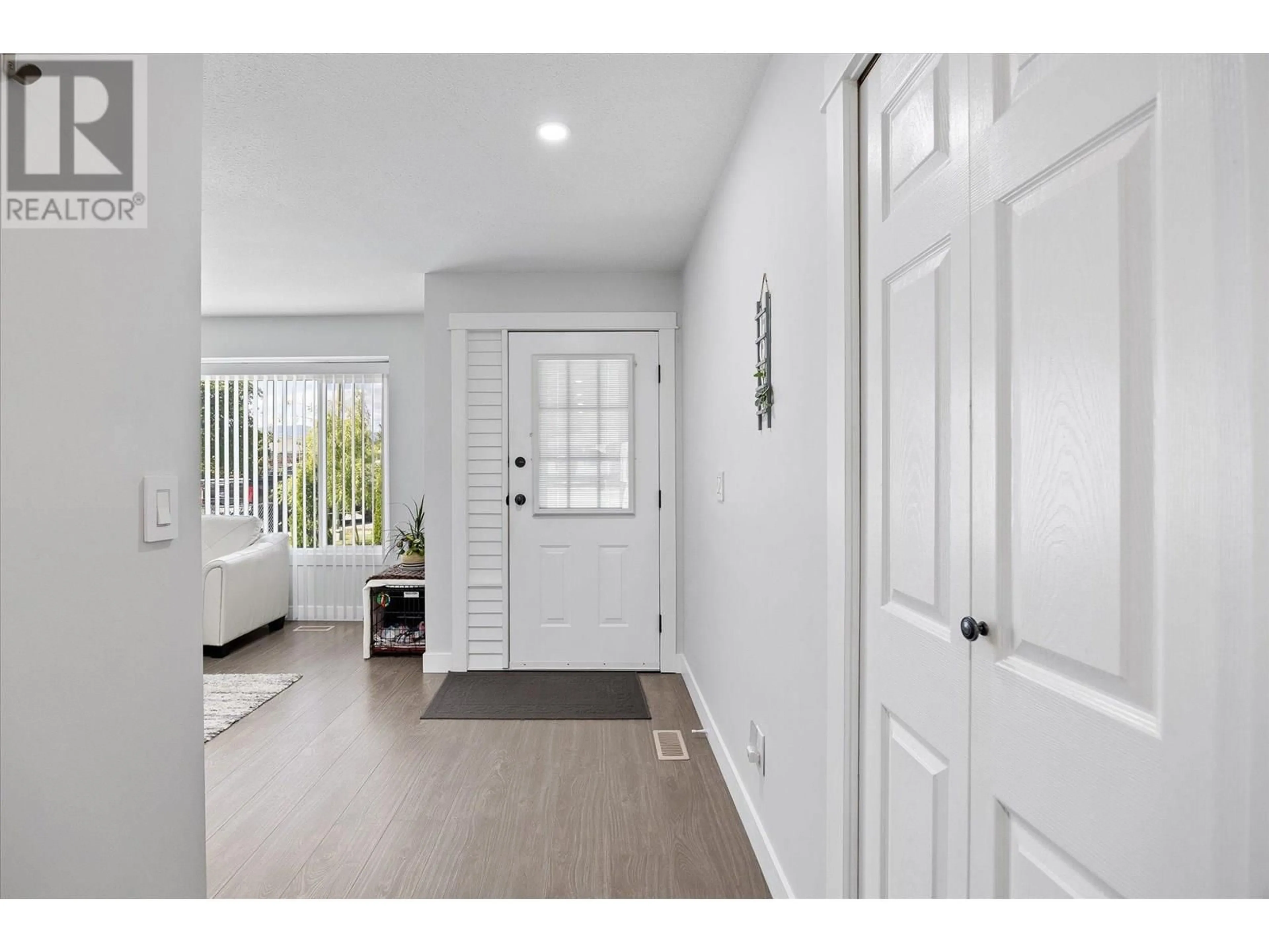 Indoor entryway for 135 ALMOND COURT, Kelowna British Columbia V1X6H1