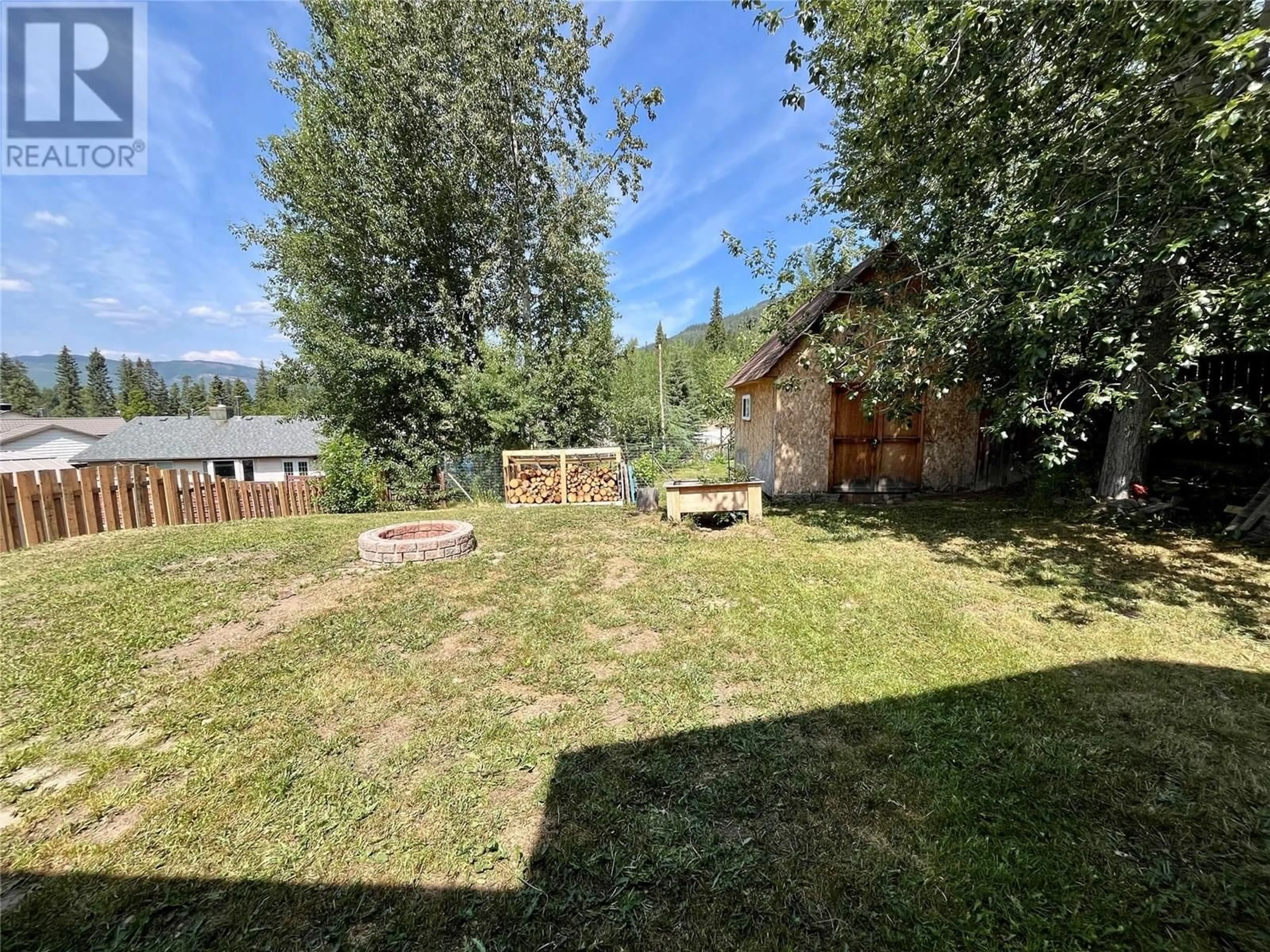 A pic from outside/outdoor area/front of a property/back of a property/a pic from drone, unknown for 140 WAPITI CRESCENT, Tumbler Ridge British Columbia V0C2W0