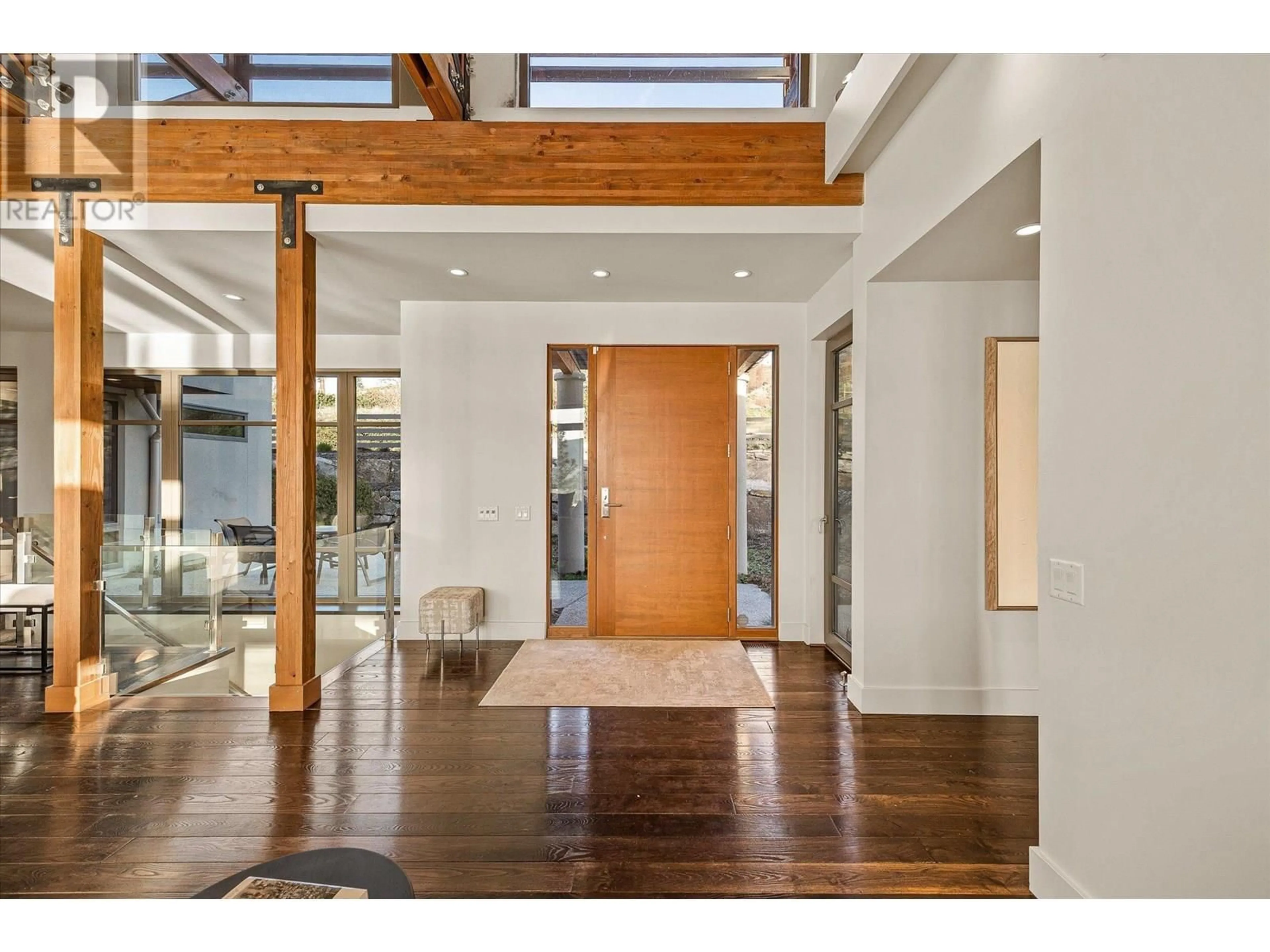 Indoor entryway for 5560 LAKESHORE ROAD, Kelowna British Columbia V1W4J4