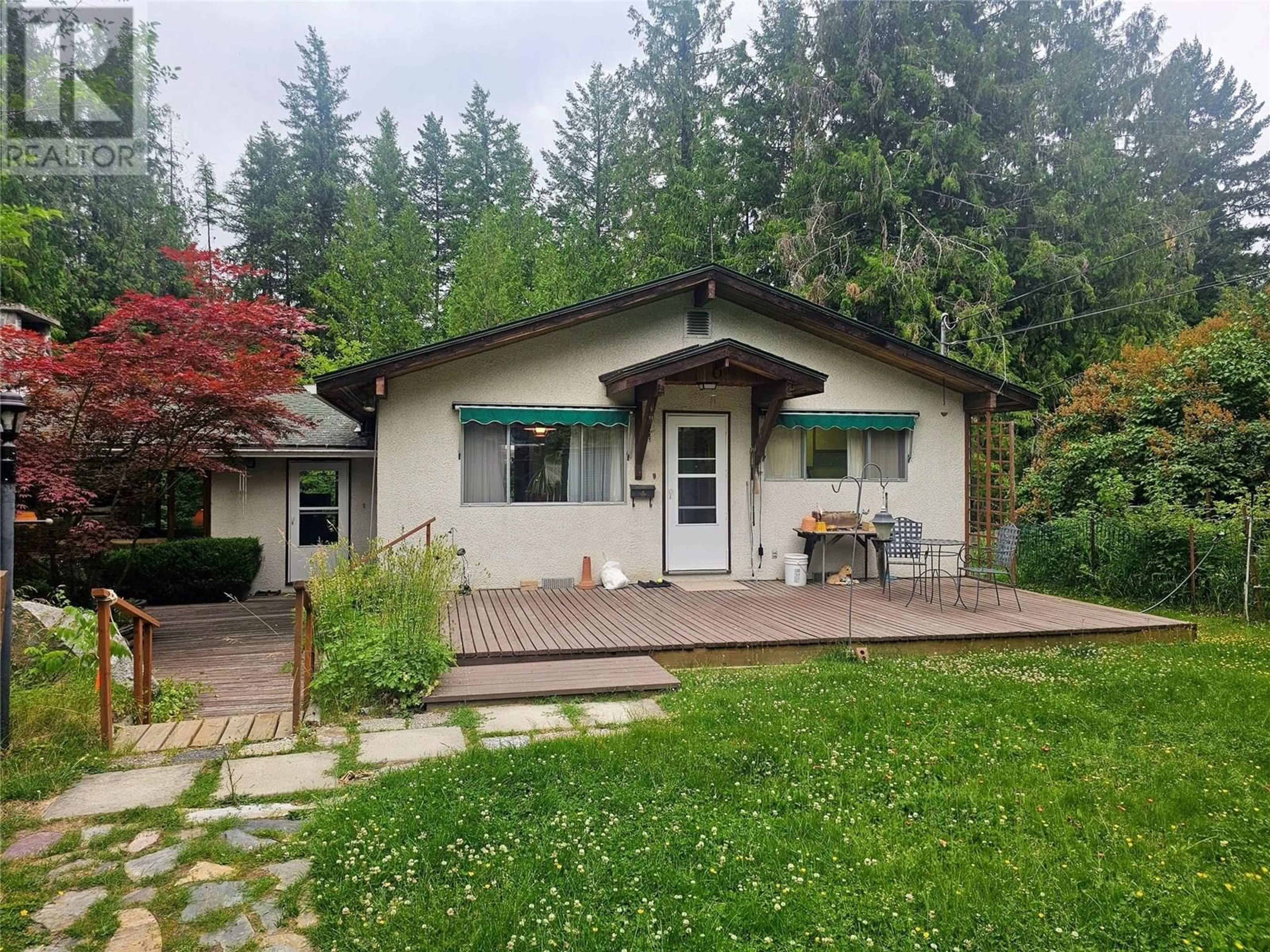 Home with vinyl exterior material, street for 814 GORE STREET WEST, Nelson British Columbia V1L3H5