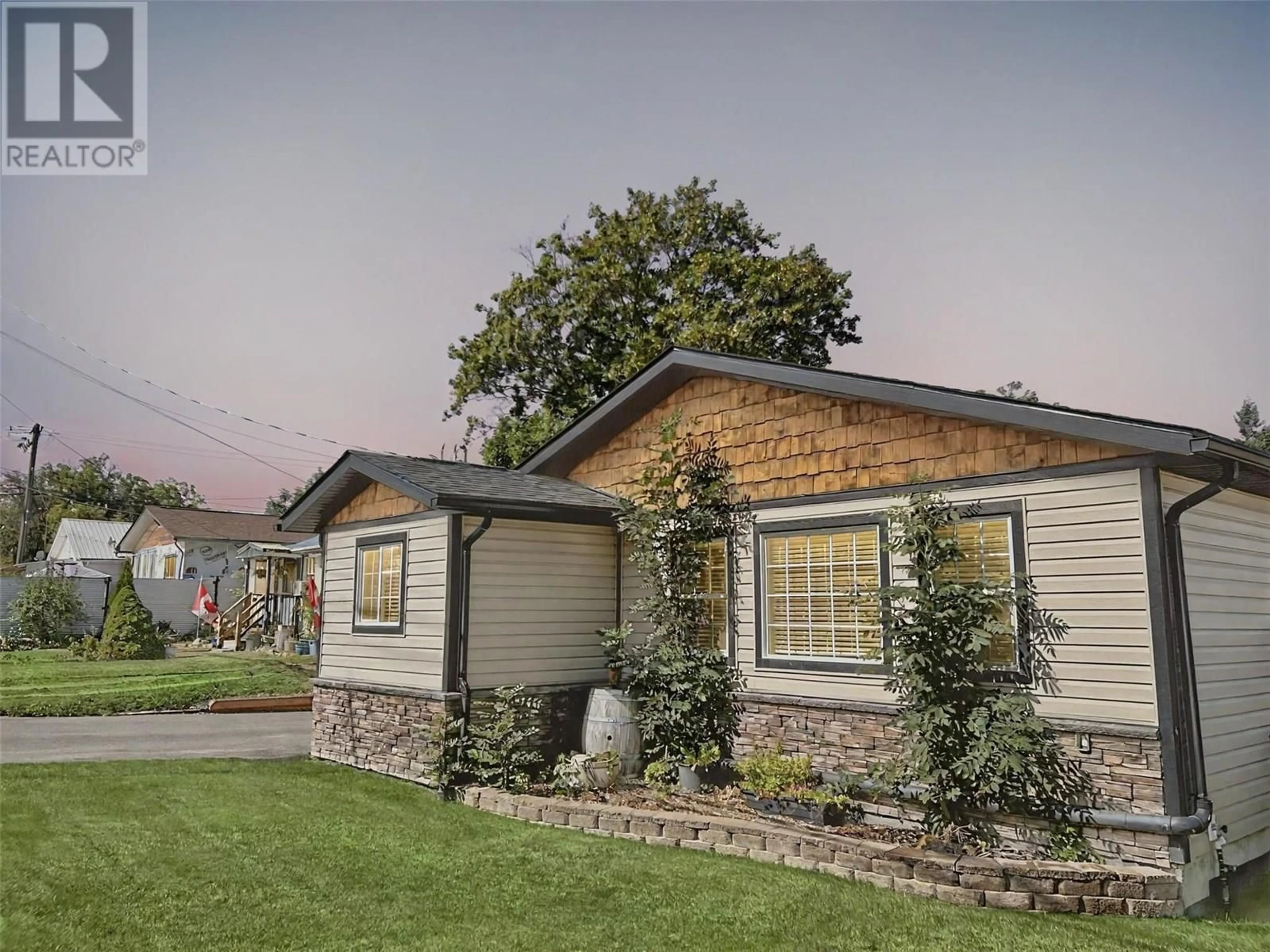 Home with vinyl exterior material, street for 415 16TH AVENUE NORTH, Creston British Columbia V0B1G5