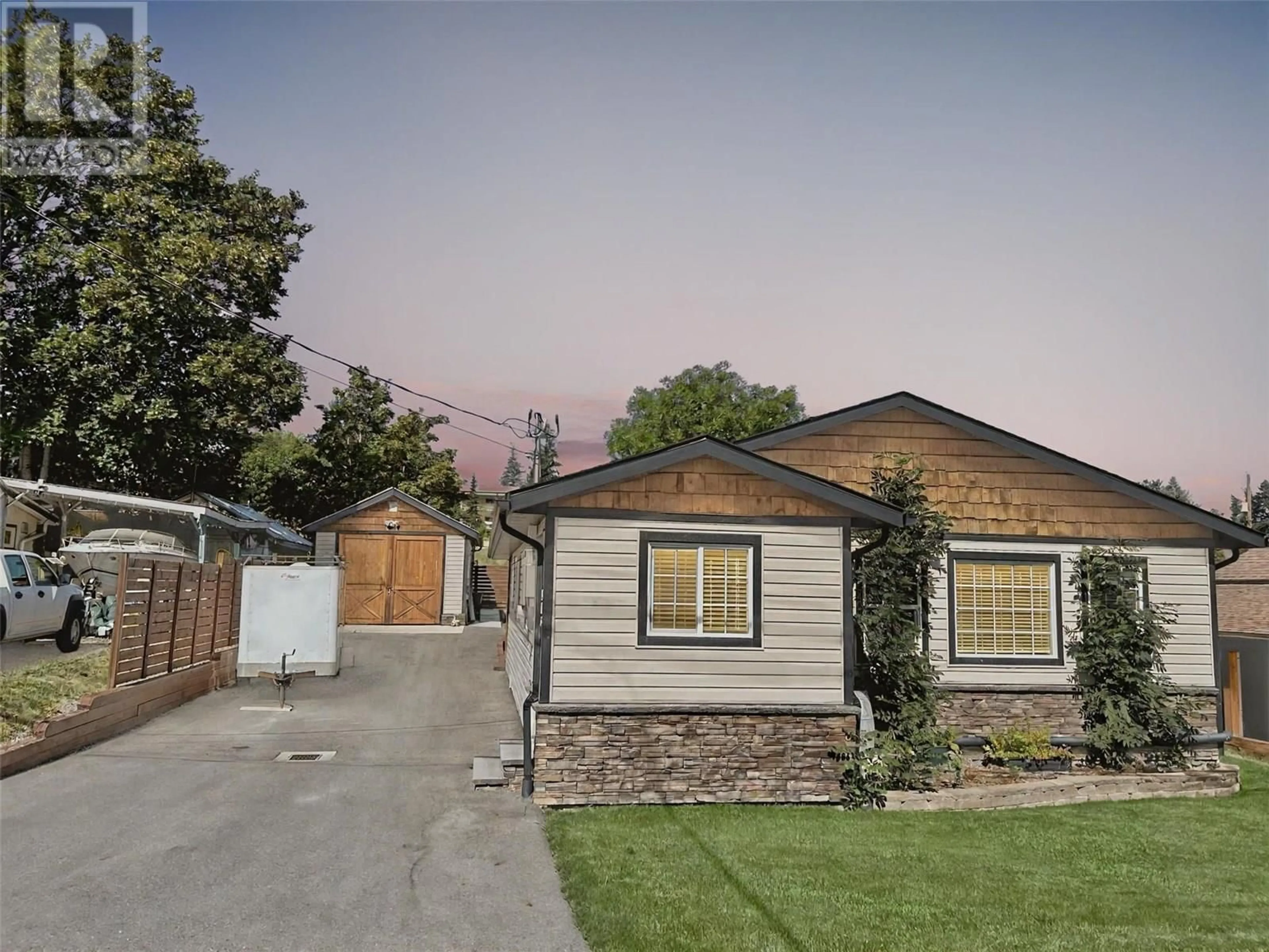 Home with vinyl exterior material, street for 415 16TH AVENUE NORTH, Creston British Columbia V0B1G5