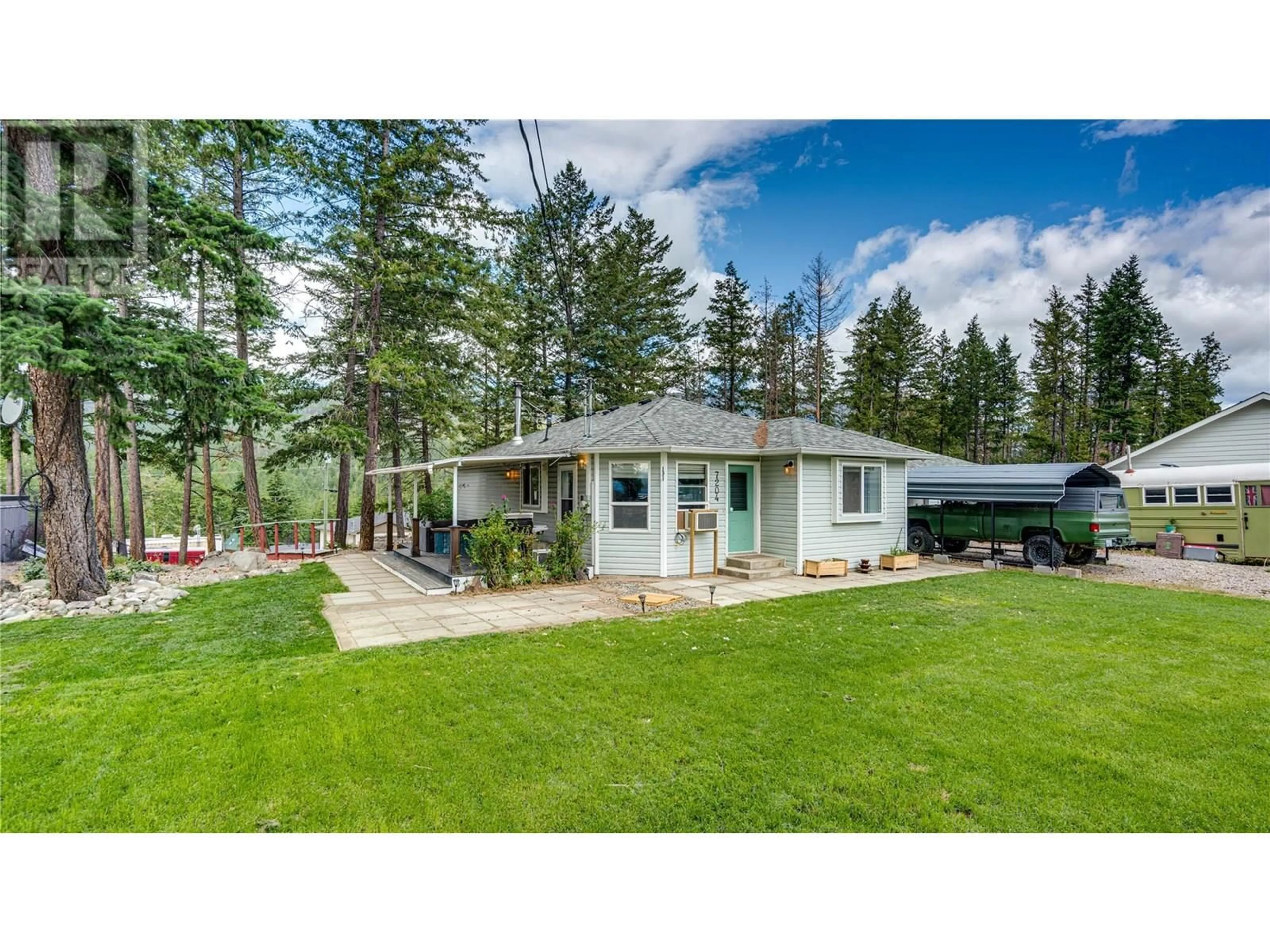 Home with vinyl exterior material, unknown for 7204 DUNWATERS ROAD, Kelowna British Columbia V1Z3W5