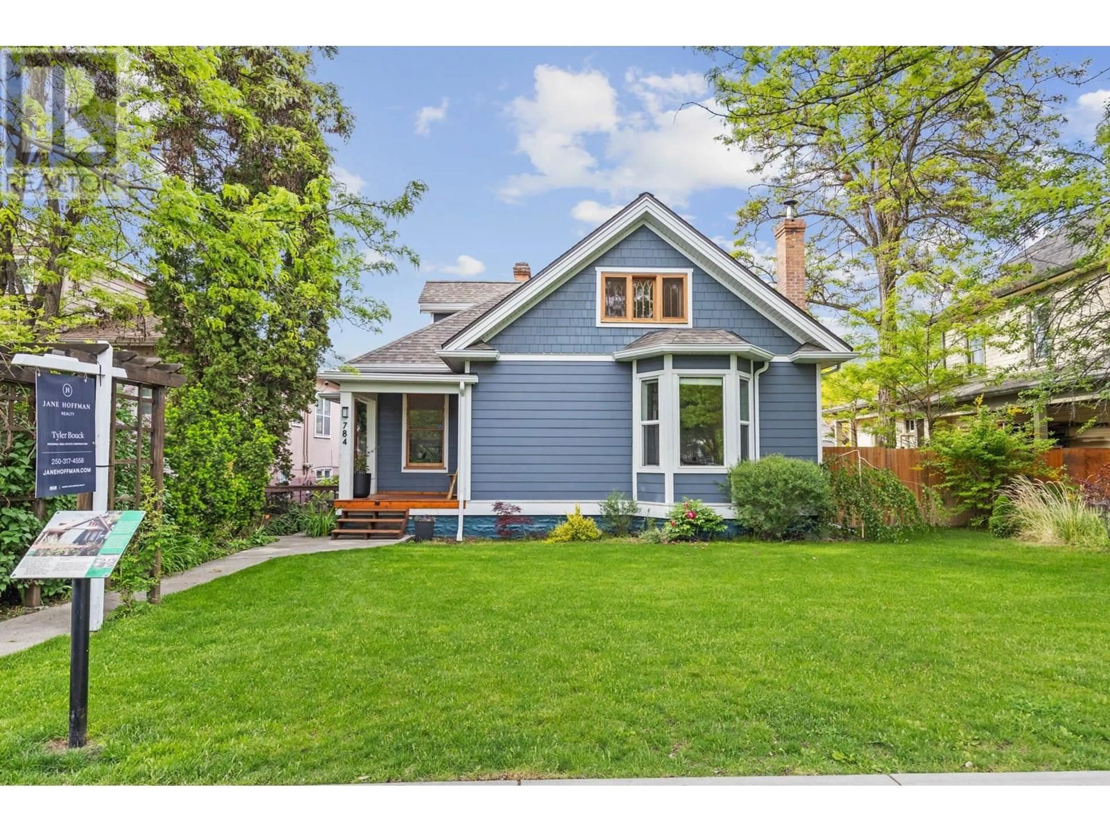 Home with vinyl exterior material, street for 784 LAWRENCE AVENUE, Kelowna British Columbia V1Y6L9