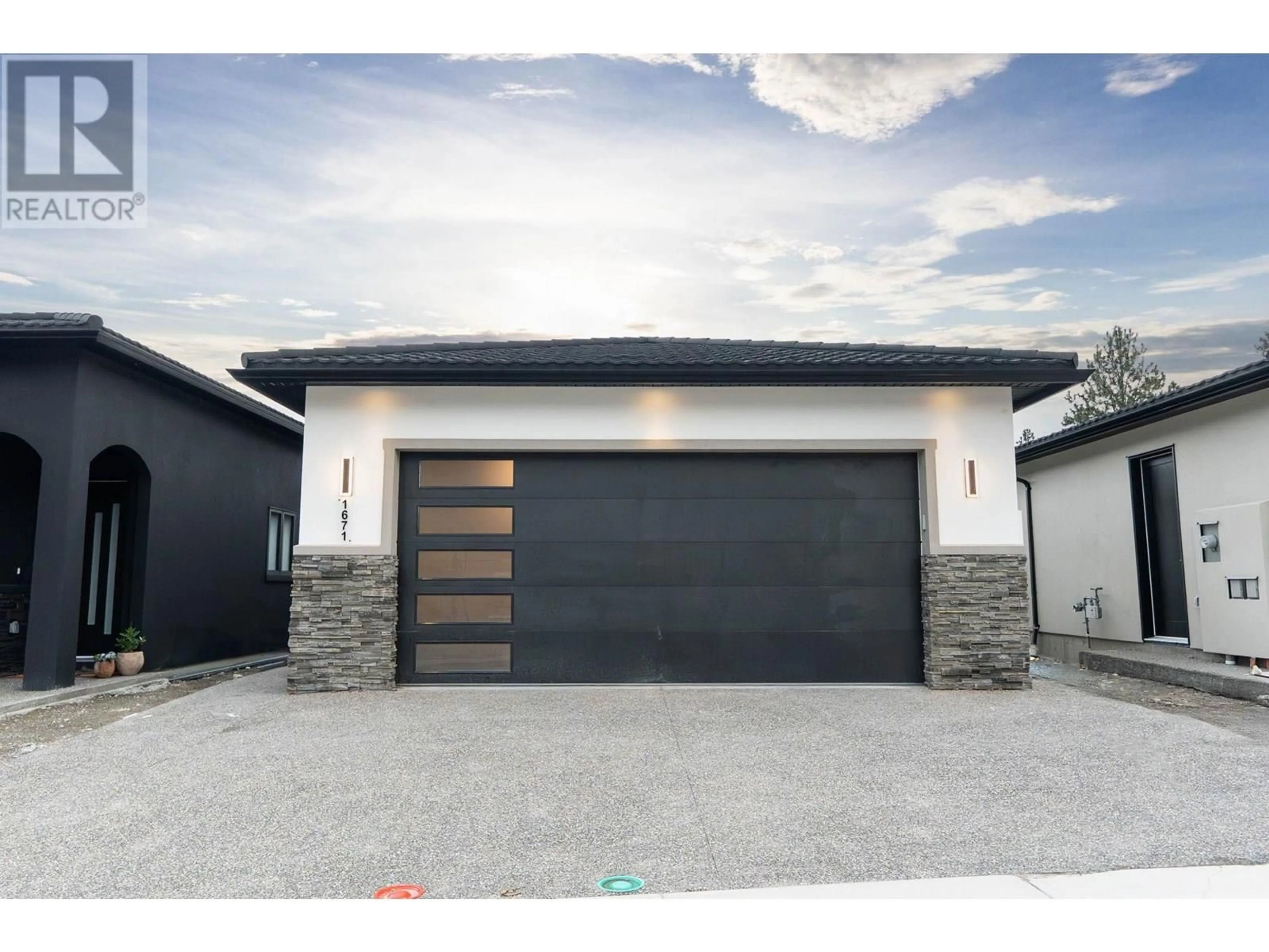 Indoor garage for 1671 HARBOUR VIEW CRESCENT, Kelowna British Columbia V1Z4E1