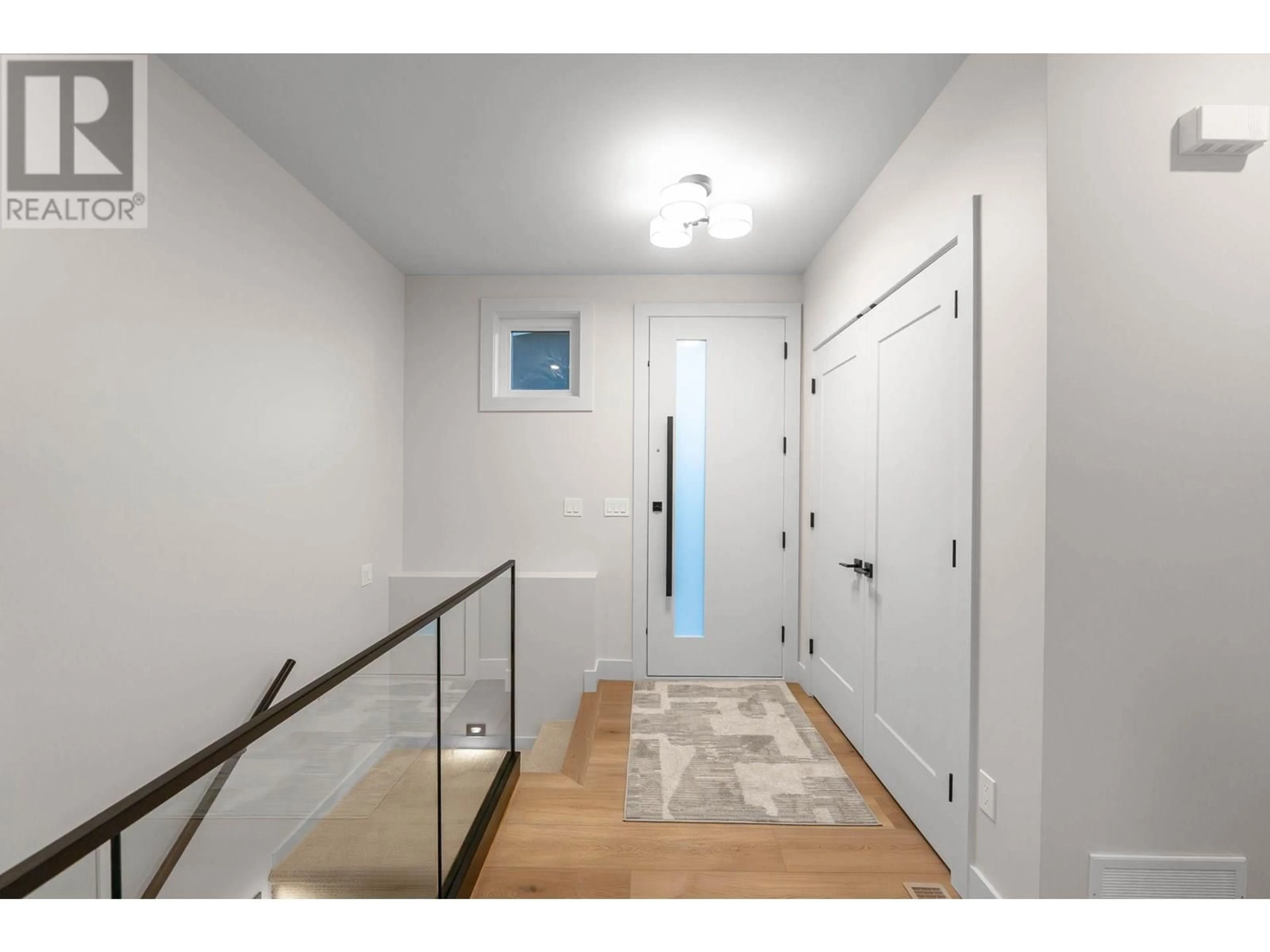 Indoor entryway for 1671 HARBOUR VIEW CRESCENT, Kelowna British Columbia V1Z4E1