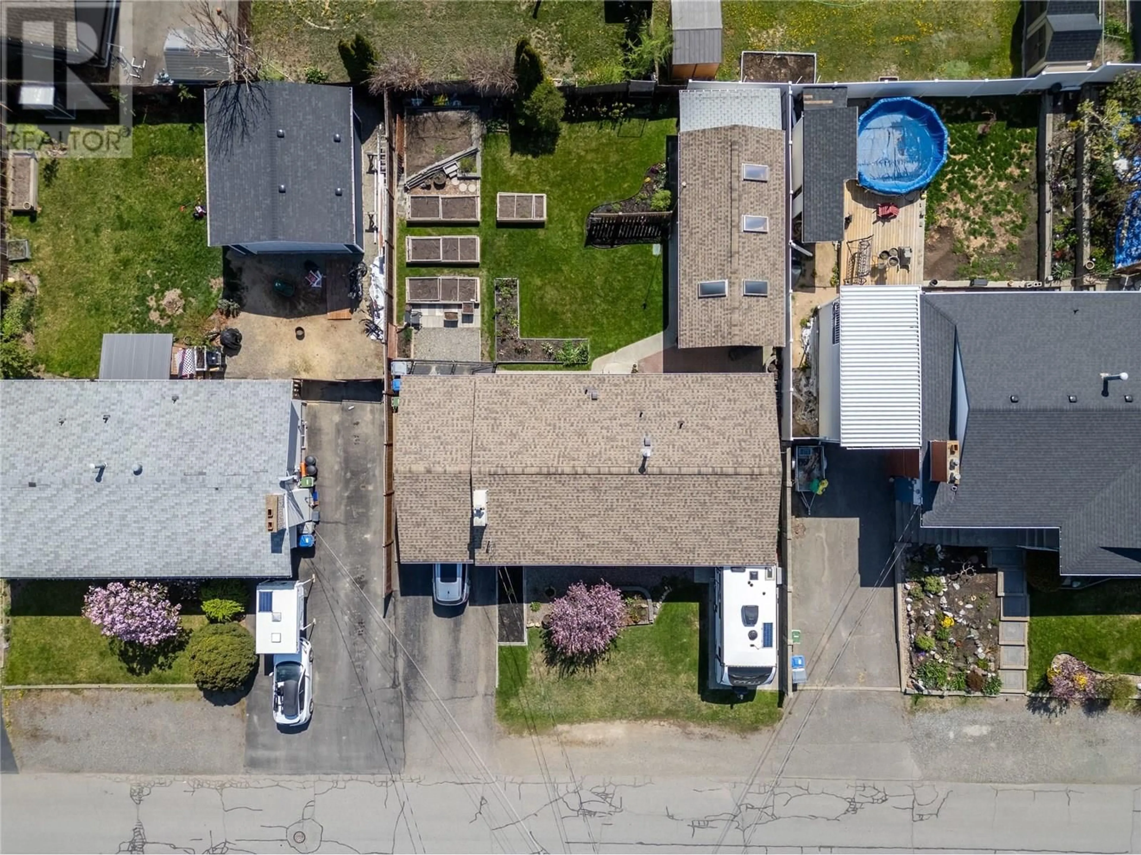 A pic from outside/outdoor area/front of a property/back of a property/a pic from drone, street for 643 CUMBERLAND AVENUE, Kamloops British Columbia V2B1Z1