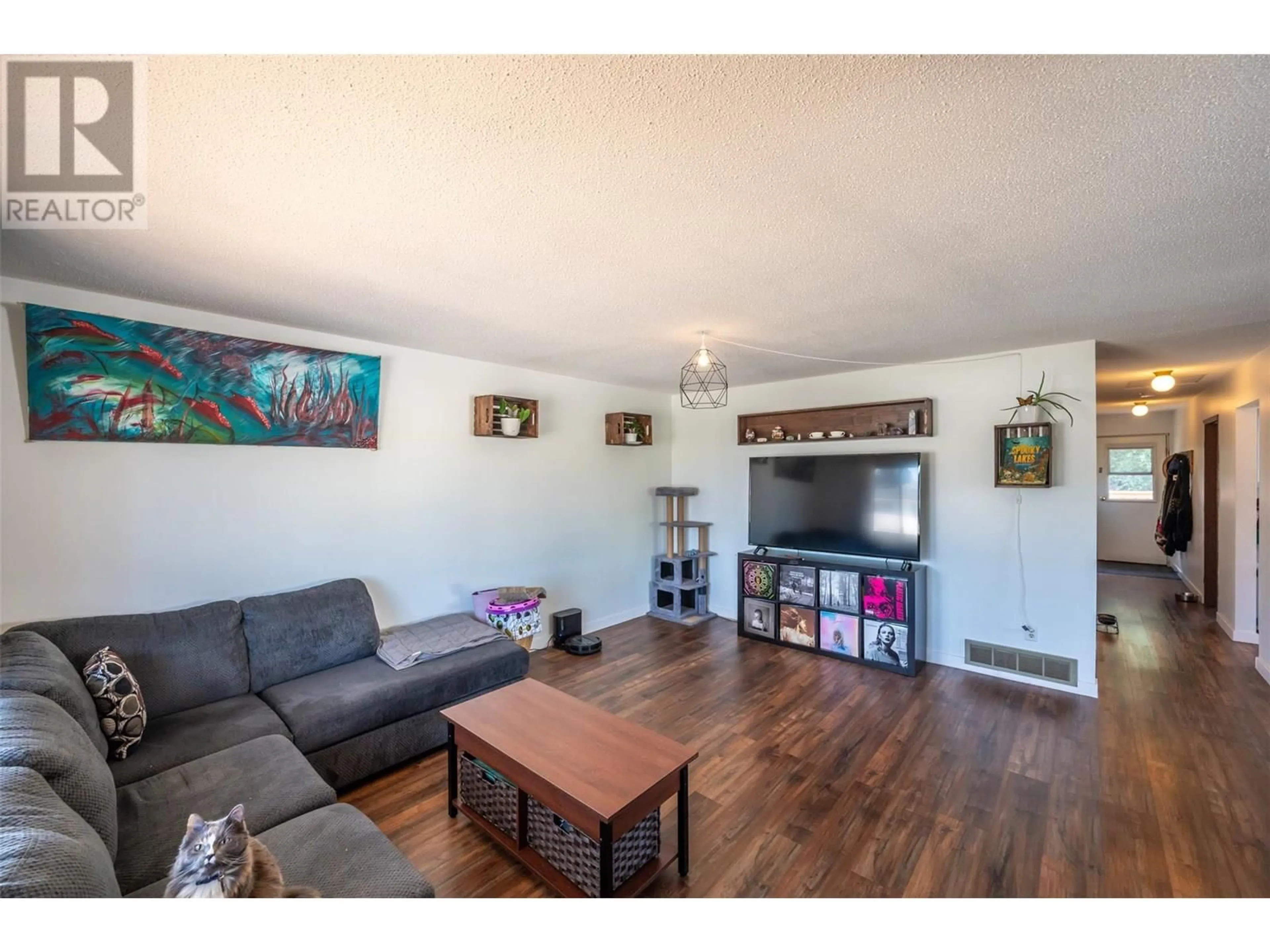 Living room with furniture, wood/laminate floor for 546 BALSAM AVENUE, Penticton British Columbia V2A7v1