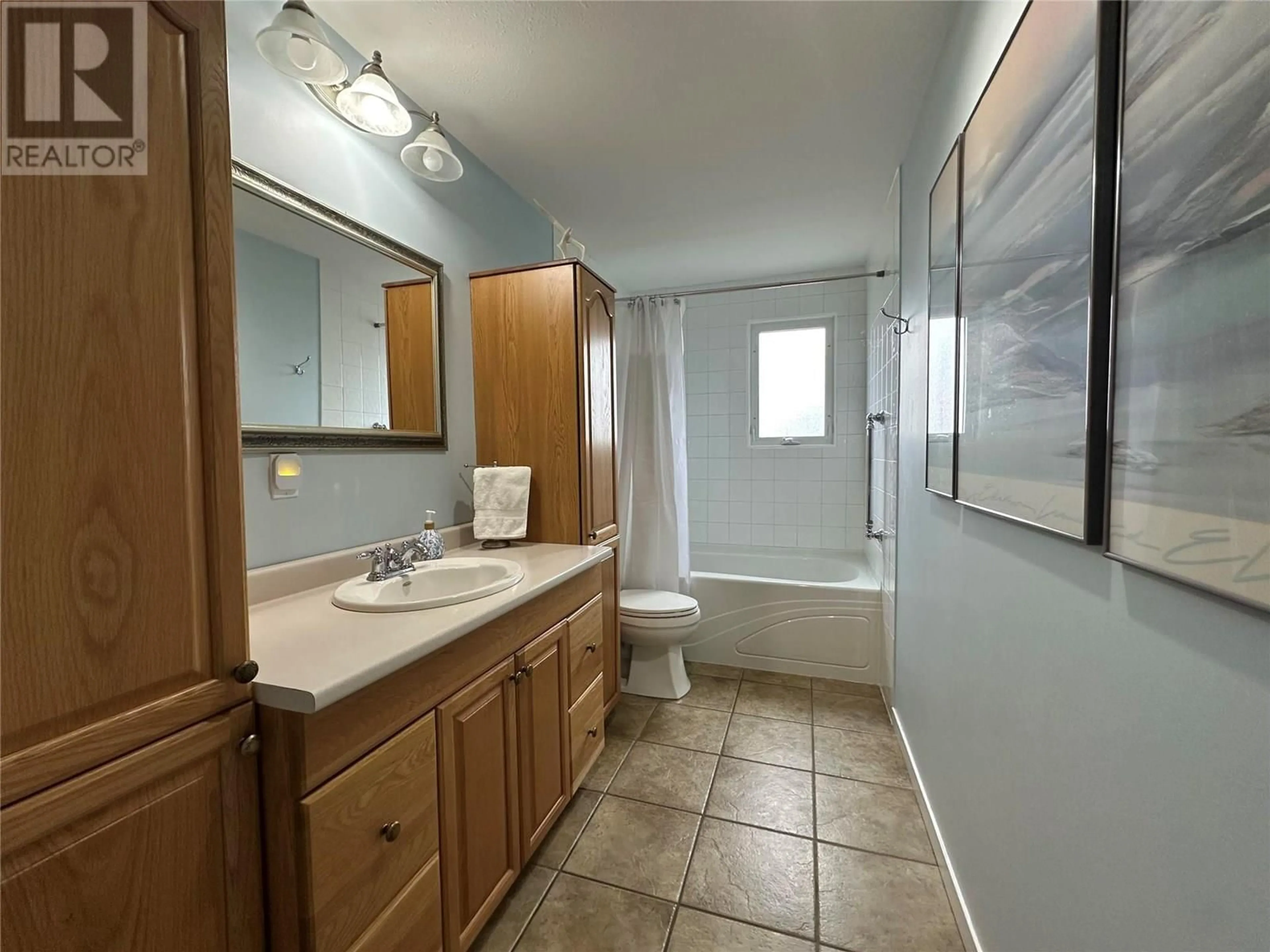 Standard bathroom, ceramic/tile floor for 2275 MACINTYRE PLACE, Kamloops British Columbia V1S1H7