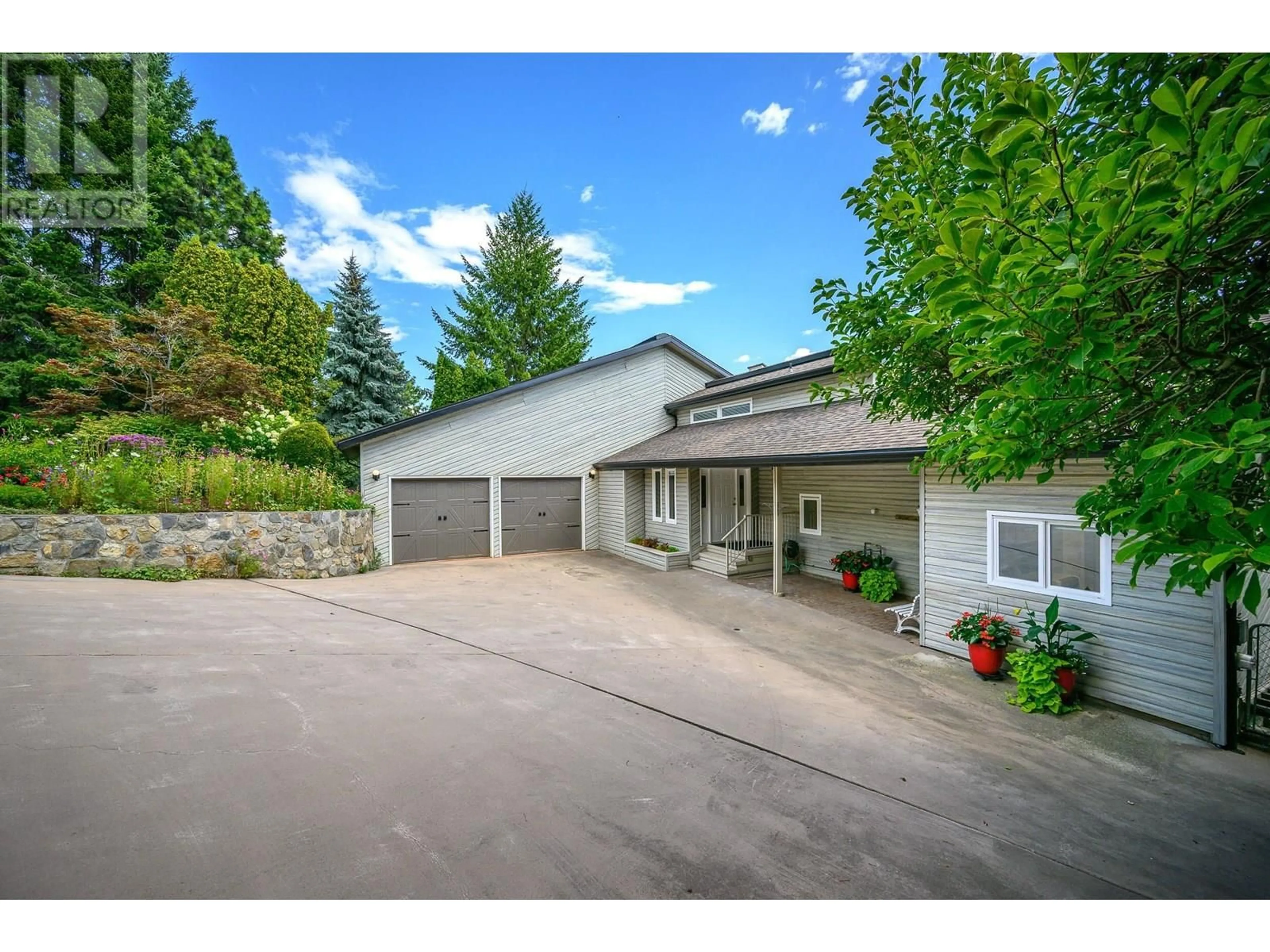 A pic from outside/outdoor area/front of a property/back of a property/a pic from drone, street for 7994 TRONSON ROAD, Vernon British Columbia V1H1C6