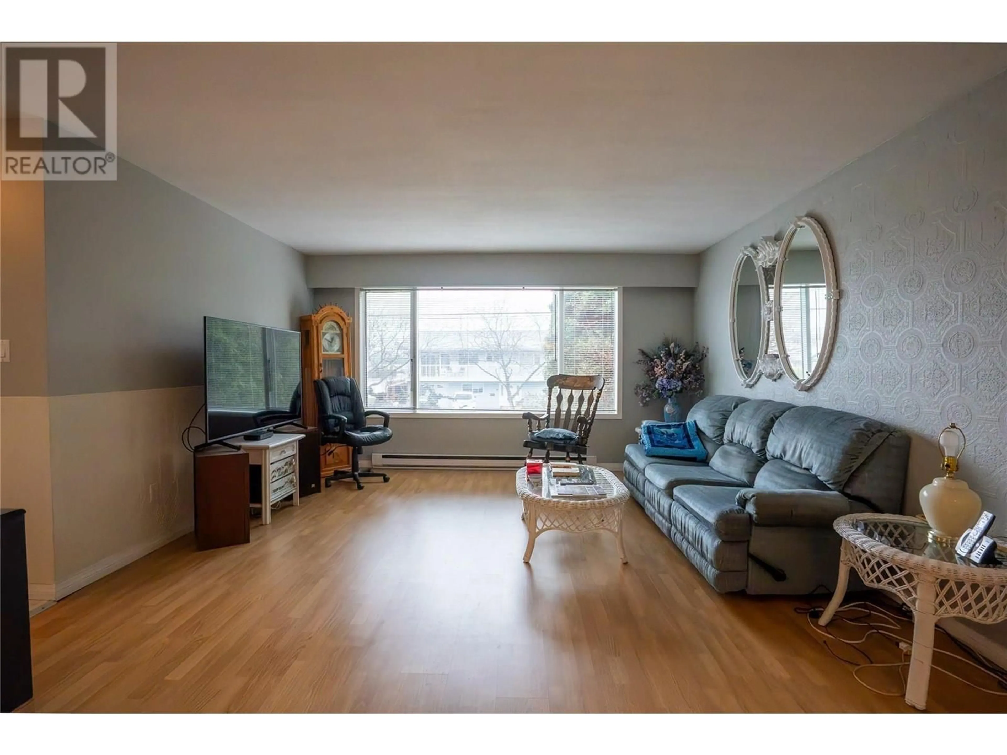 Living room with furniture, wood/laminate floor for 196 WATERFORD AVENUE, Penticton British Columbia V2A3T7