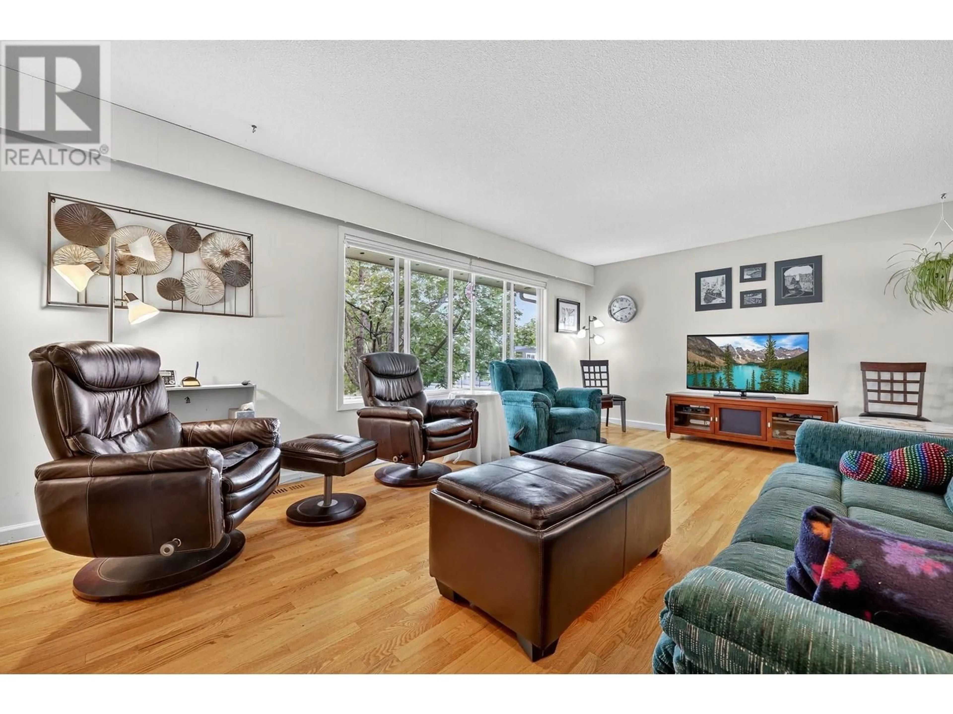 Living room with furniture, unknown for 1498 LOMBARDY SQUARE, Kelowna British Columbia V1Y3S7