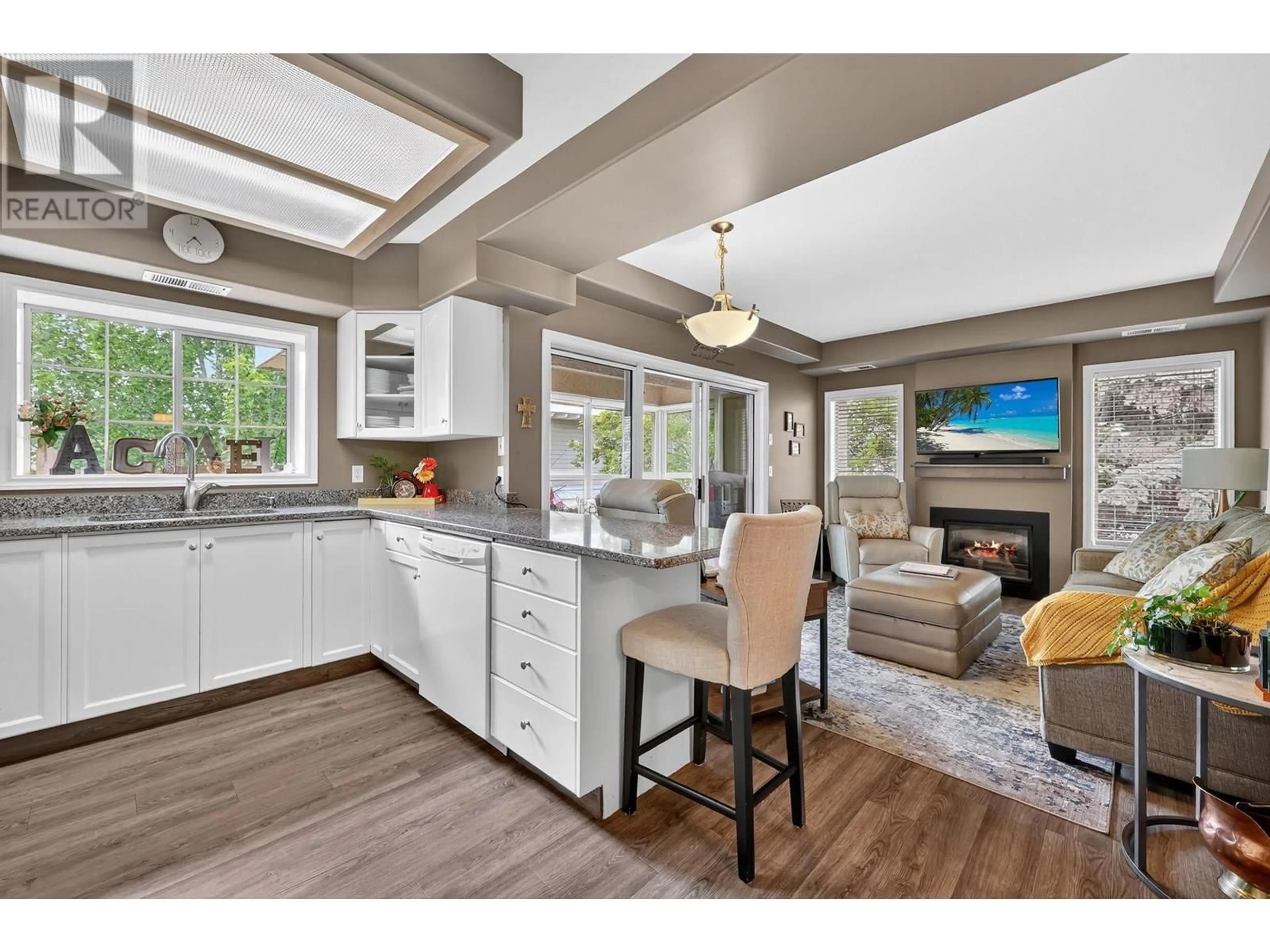 Open concept kitchen, wood/laminate floor for 301 - 3335 RICHTER STREET, Kelowna British Columbia V1Y3Y1