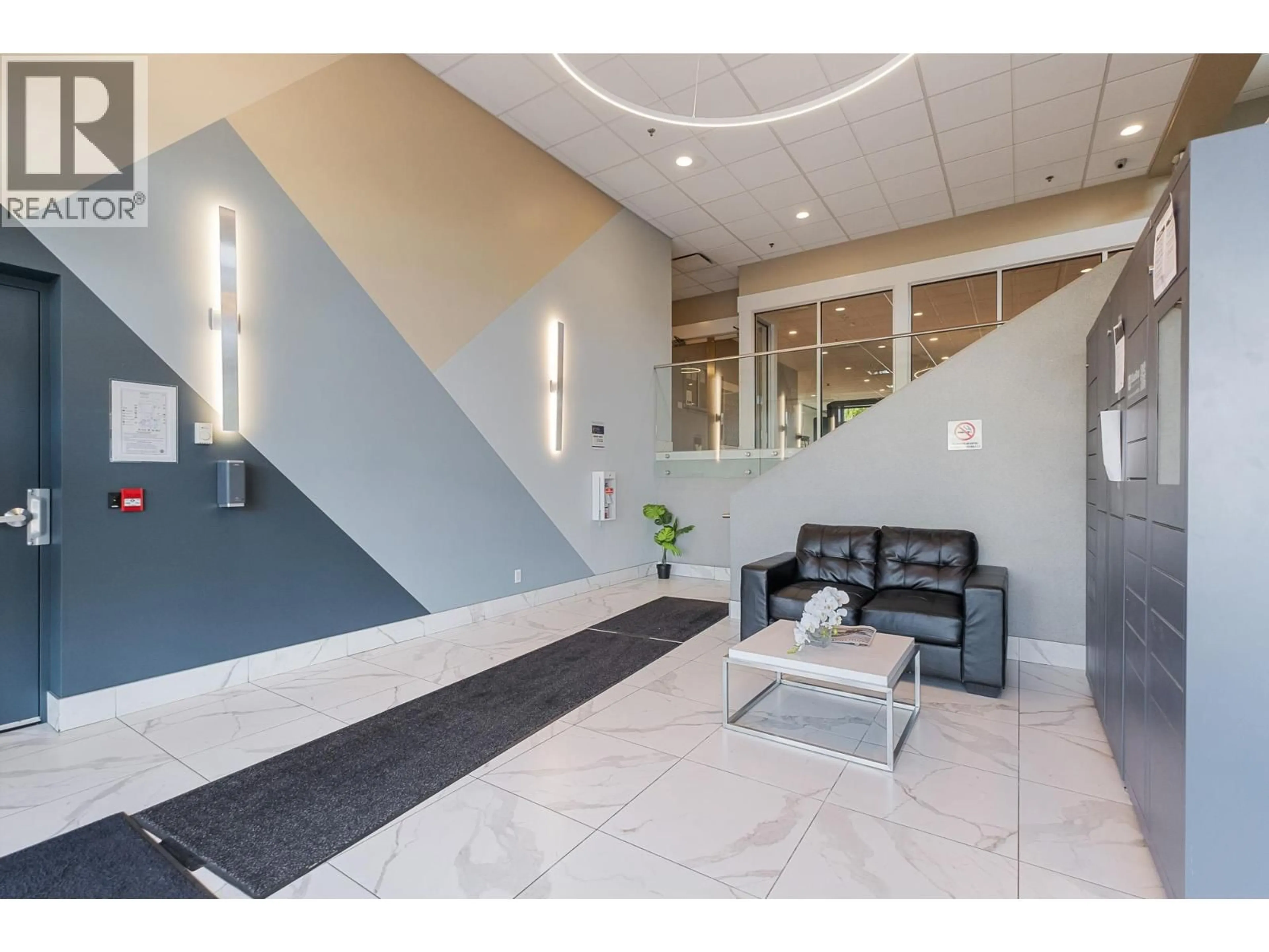 Indoor foyer for 311 - 925 LEON AVENUE, Kelowna British Columbia V1Y0E5
