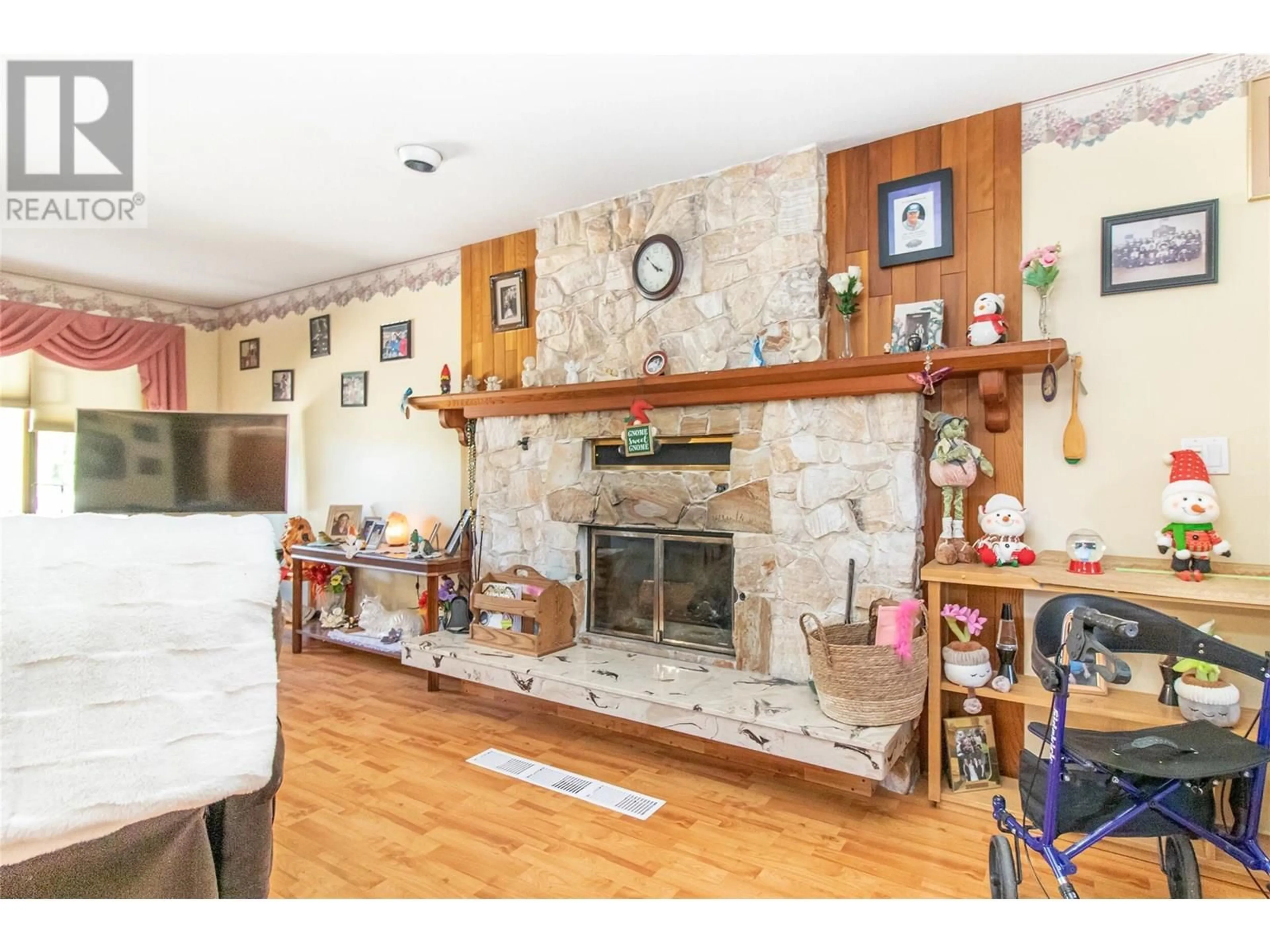 Living room with furniture, unknown for 460 DOUGALL ROAD SOUTH, Kelowna British Columbia V1X3J8