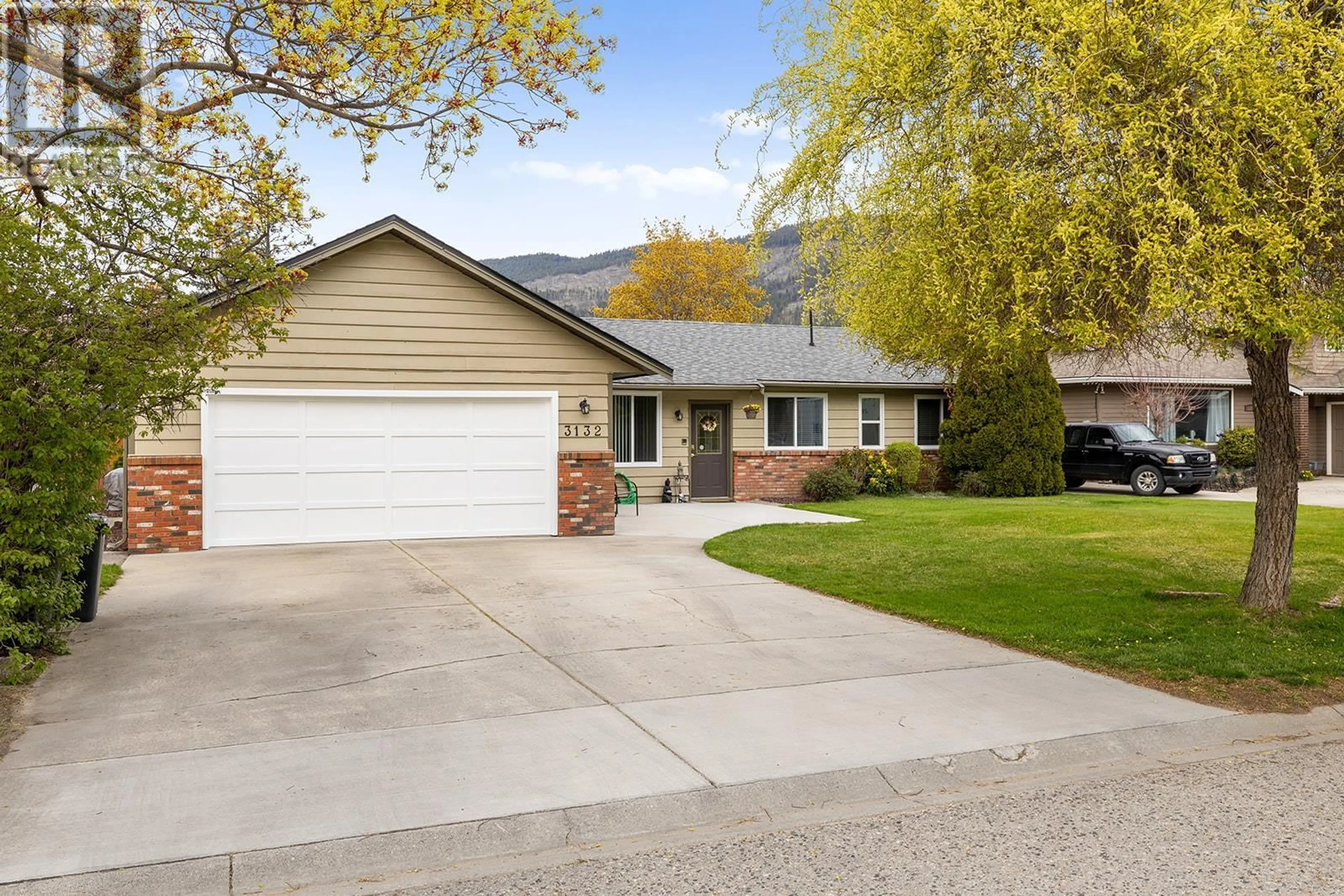 Home with vinyl exterior material, street for 3132 SHANNON COURT, West Kelowna British Columbia V4T1S8