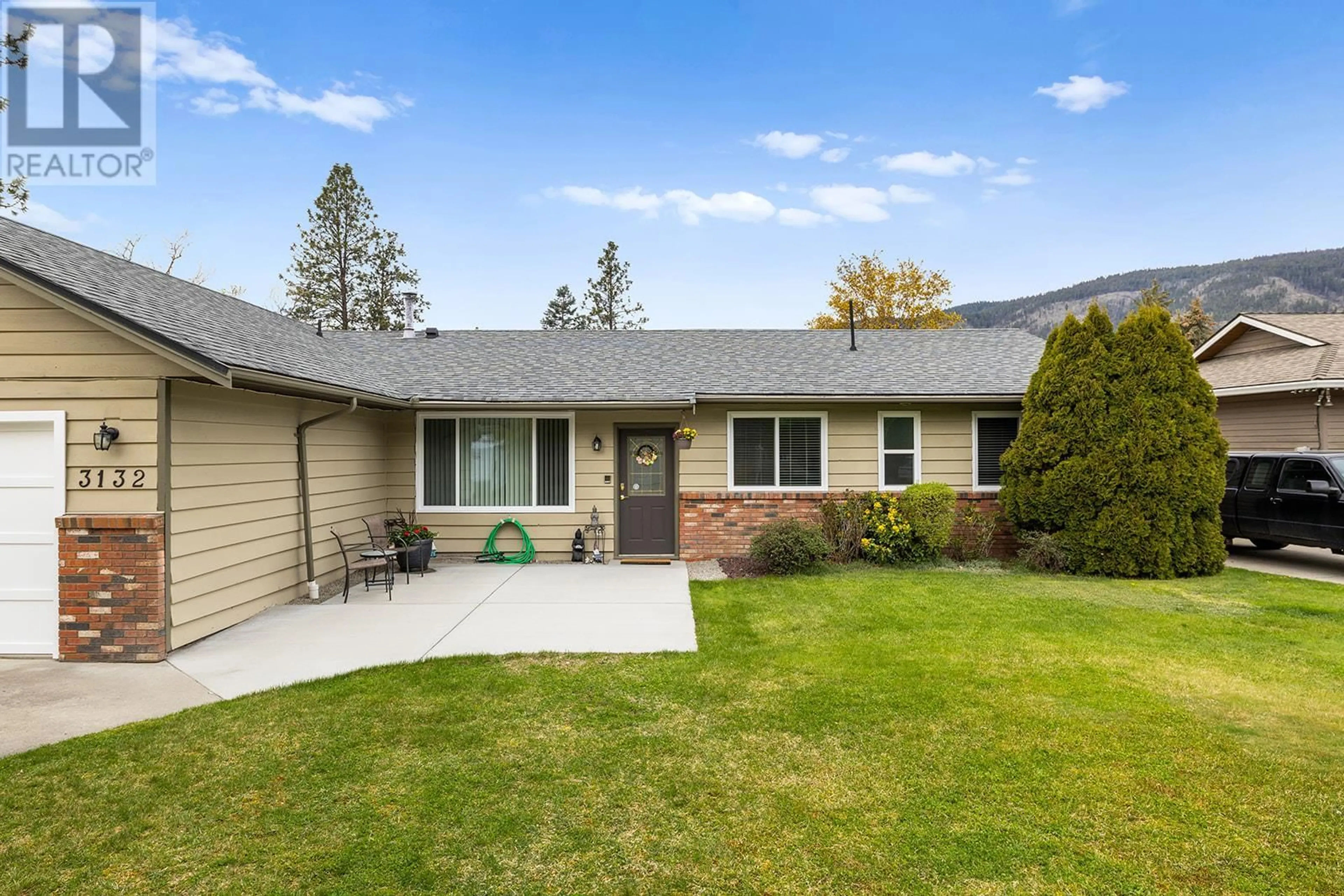 Home with vinyl exterior material, street for 3132 SHANNON COURT, West Kelowna British Columbia V4T1S8