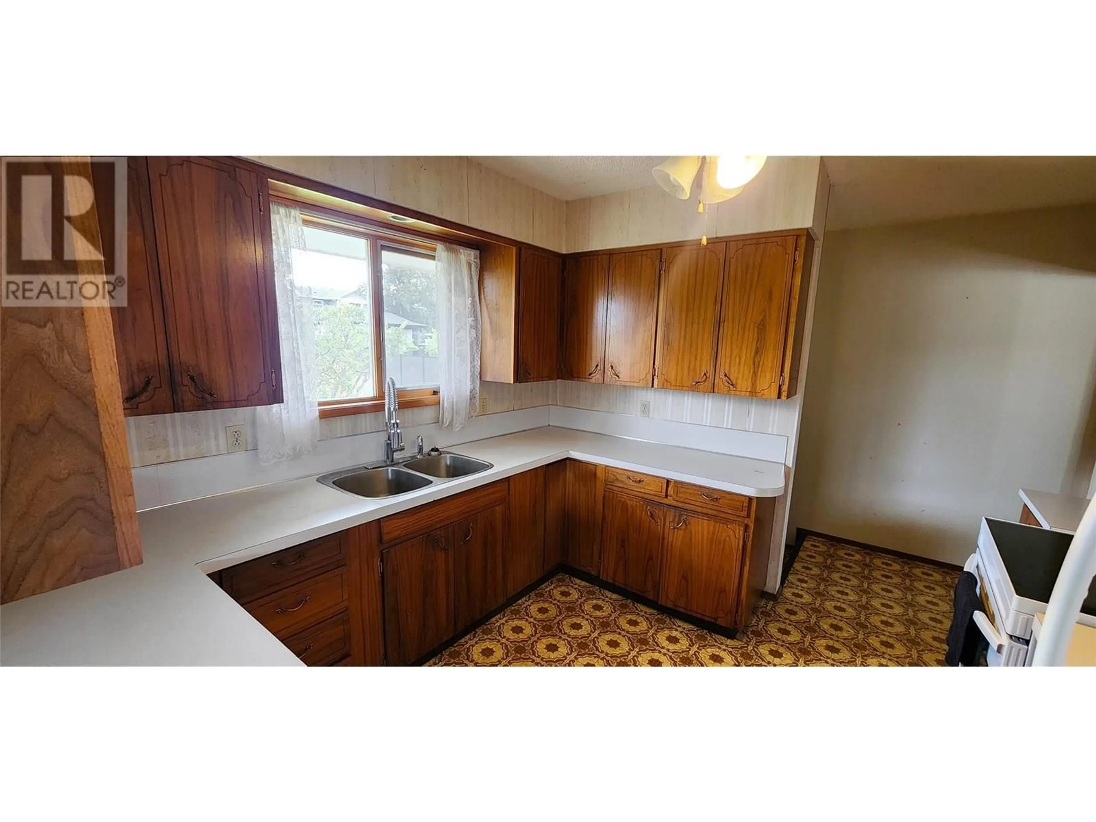 Standard kitchen, ceramic/tile floor for 1750 CHAMBERLAIN ROAD, Kelowna British Columbia V1W3P4