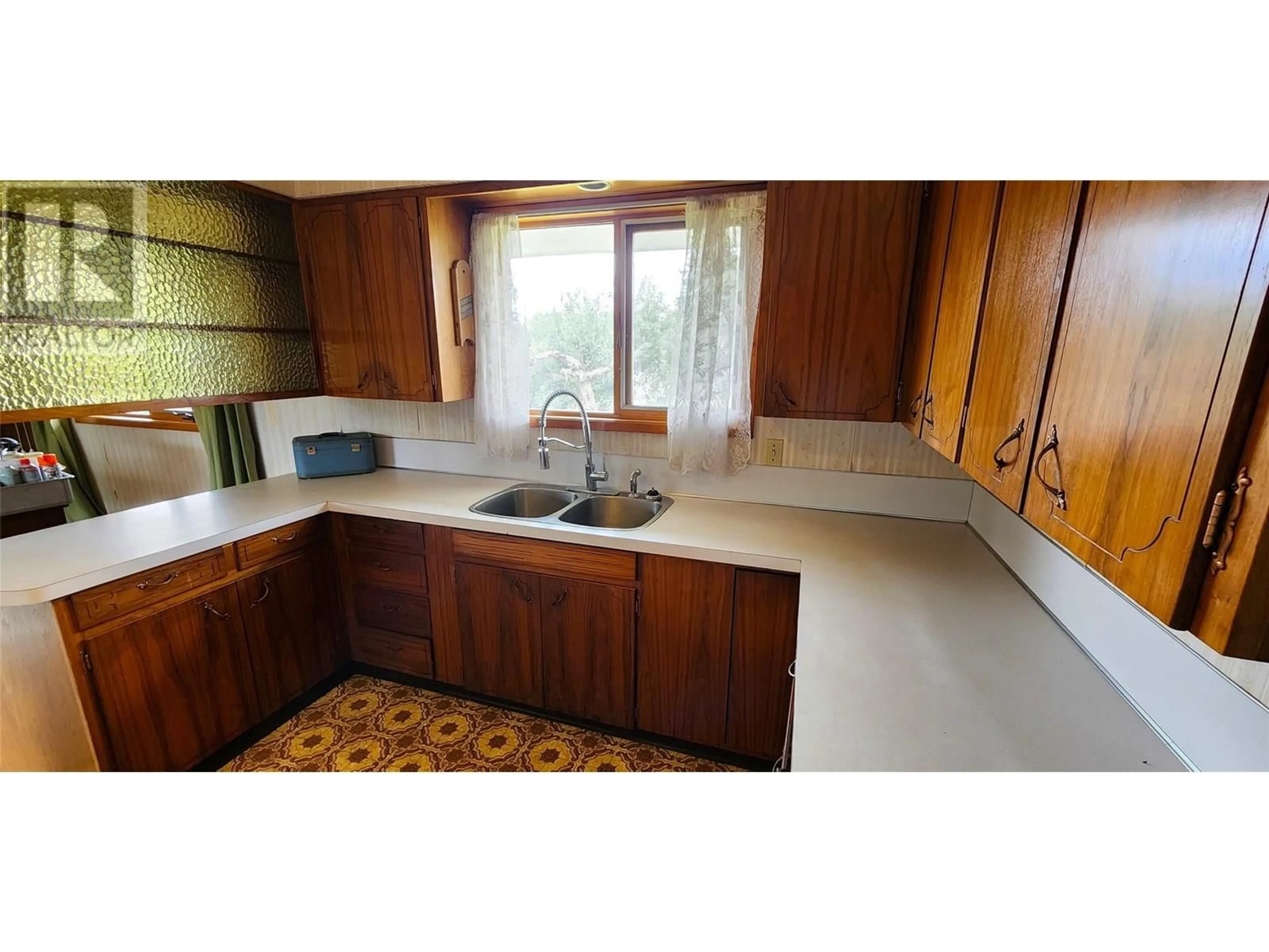 Standard kitchen, ceramic/tile floor for 1750 CHAMBERLAIN ROAD, Kelowna British Columbia V1W3P4