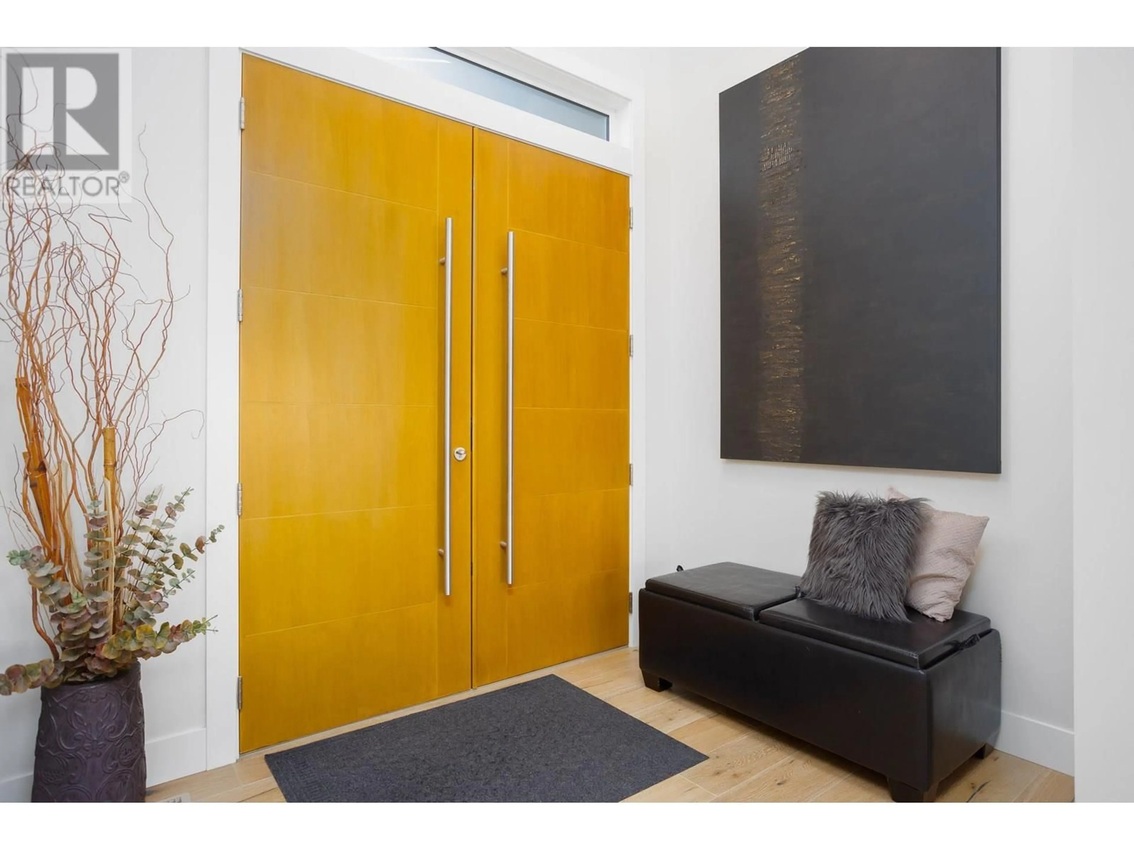 Indoor entryway for 1738 CARNEGIE STREET, Kelowna British Columbia V1P1T3